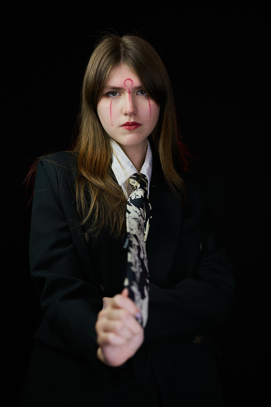 Девушка-призрак с иероглифами на лице на черном фоне. Фотограф. Тимашевск. Кубань. Краснодарский край. Москва. Фотограф в Москве.