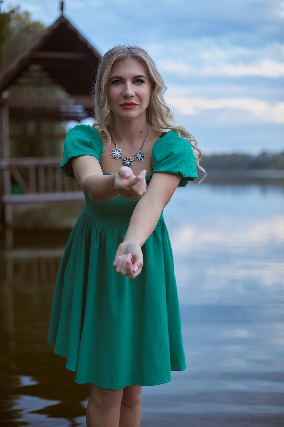Девушка в зеленом платье стоит на закате на воде в реке. Фотограф. Тимашевск. Кубань. Краснодарский край. Москва. Фотограф в Москве.