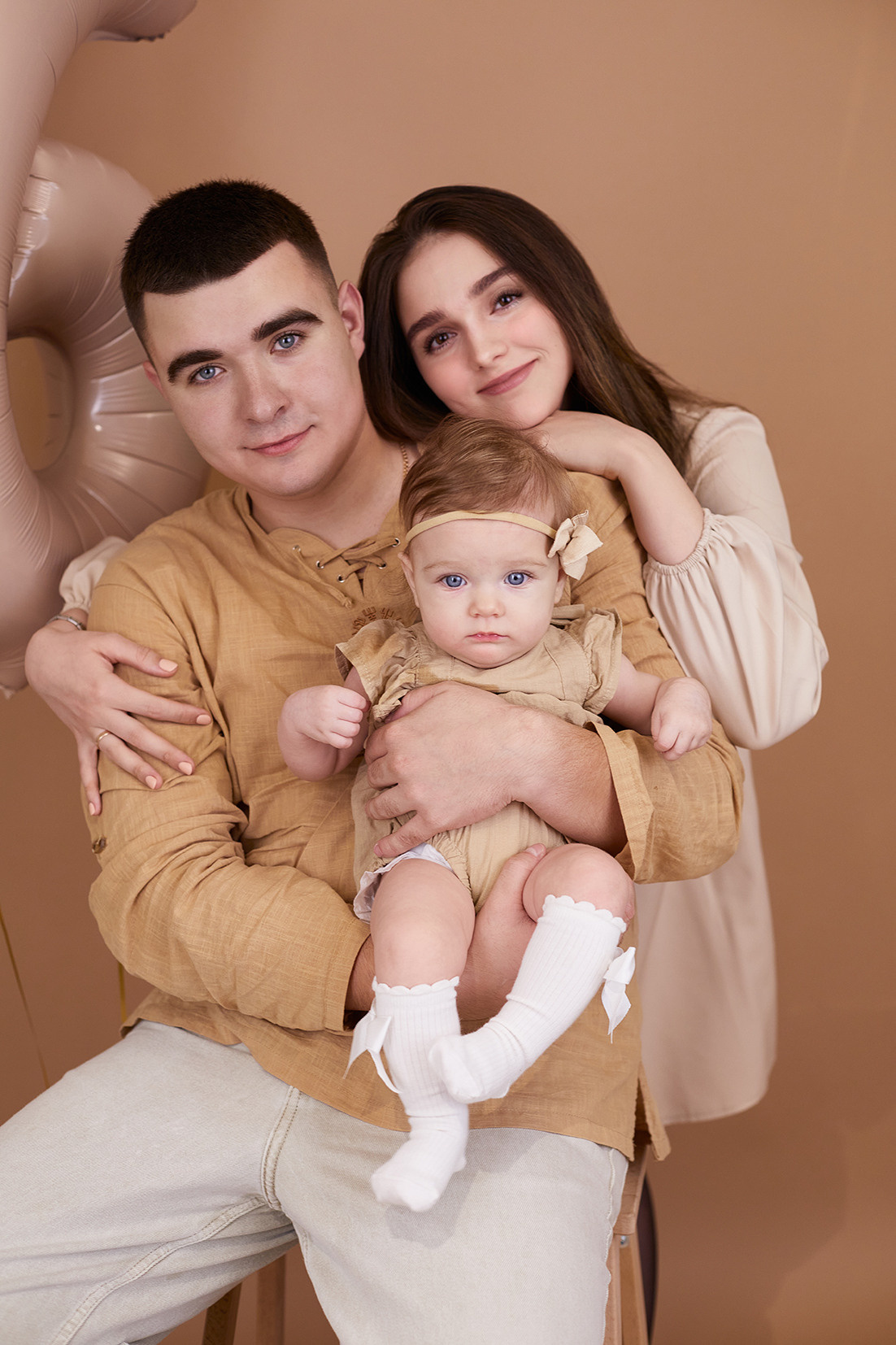 Студийный семейный портрет. Мама, папа и малышка на бежевом фоне. Фотограф. Тимашевск. Кубань. Краснодарский край.