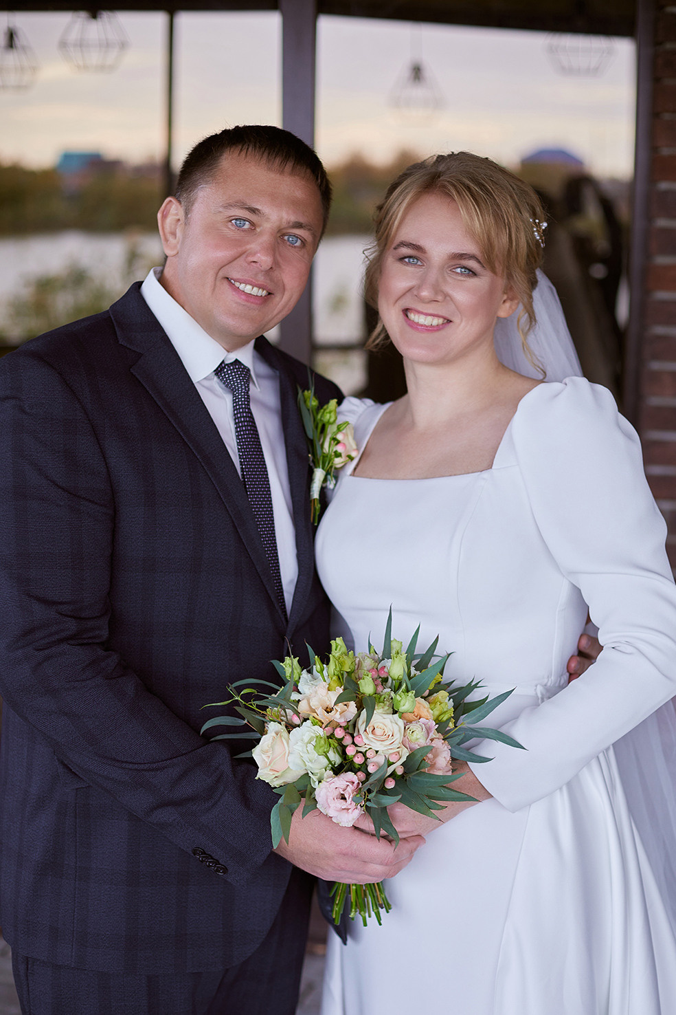 Невеста и жених стоят на террасе. Фотограф. Тимашевск. Кубань. Краснодарский край.