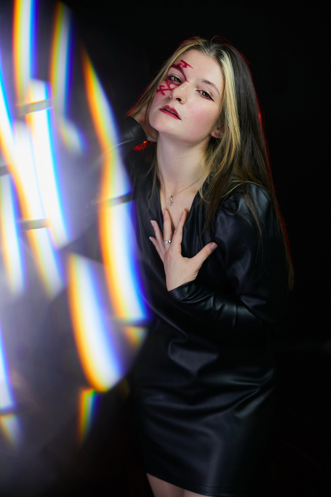 Ведьмочка с красными иероглифами на лице на черном фоне. Фотограф. Тимашевск. Кубань. Краснодарский край. Москва. Фотограф в Москве.