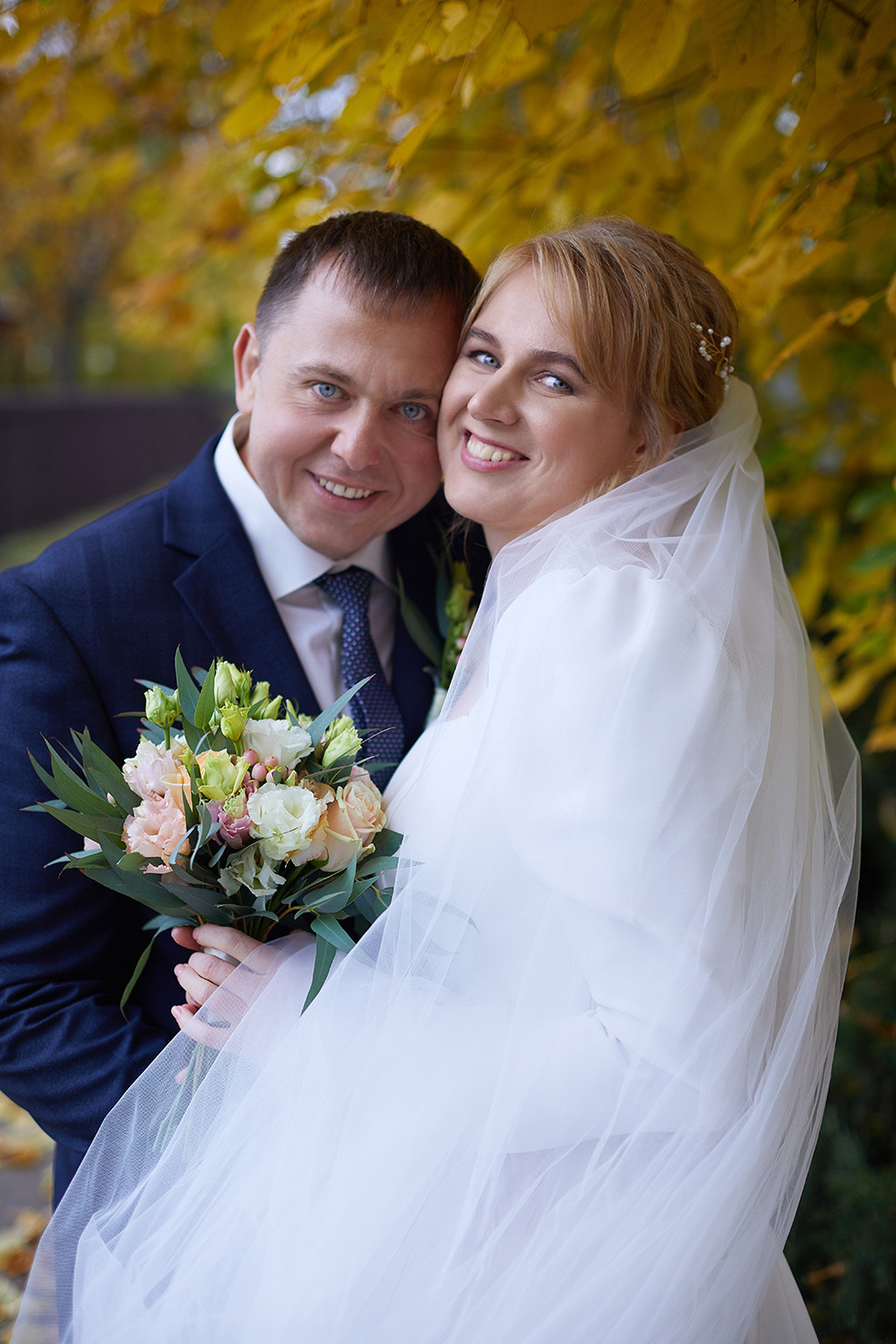 Невеста и жених обнимаются в осеннем парке. Фотограф. Тимашевск. Кубань. Краснодарский край.