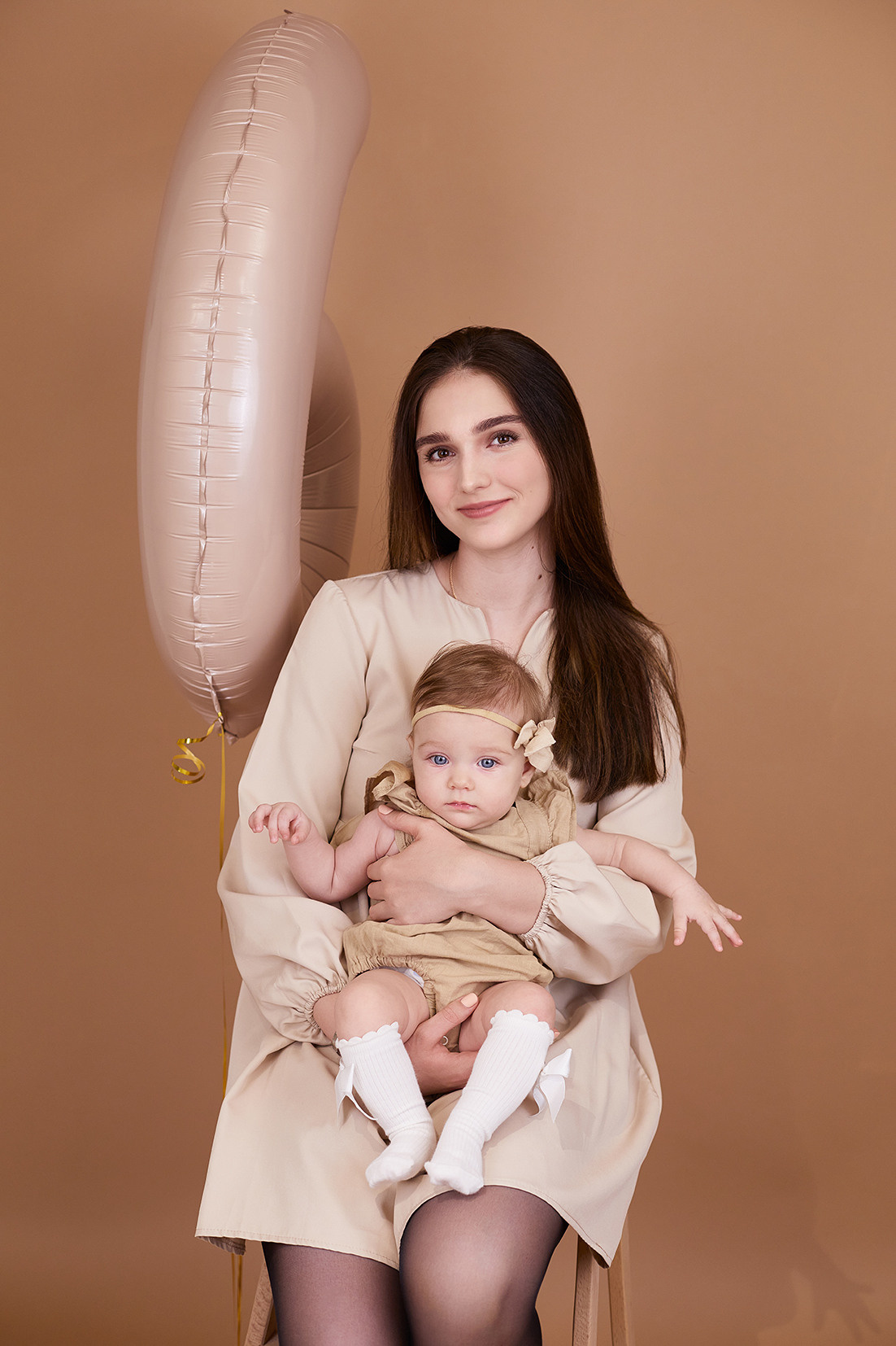 Студийный семейный портрет. Мама и малышка на бежевом фоне. Фотограф. Тимашевск. Кубань. Краснодарский край.