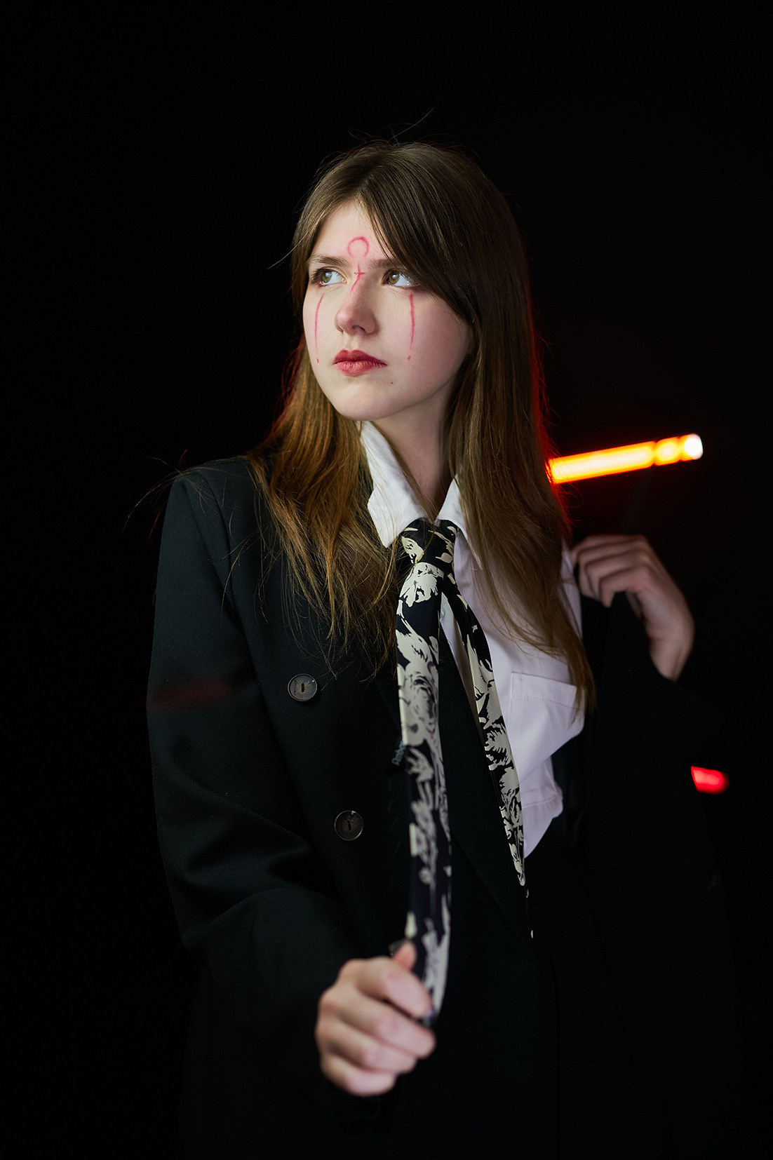 Девушка-призрак с иероглифами на лице на черном фоне. Фотограф. Тимашевск. Кубань. Краснодарский край. Москва. Фотограф в Москве.