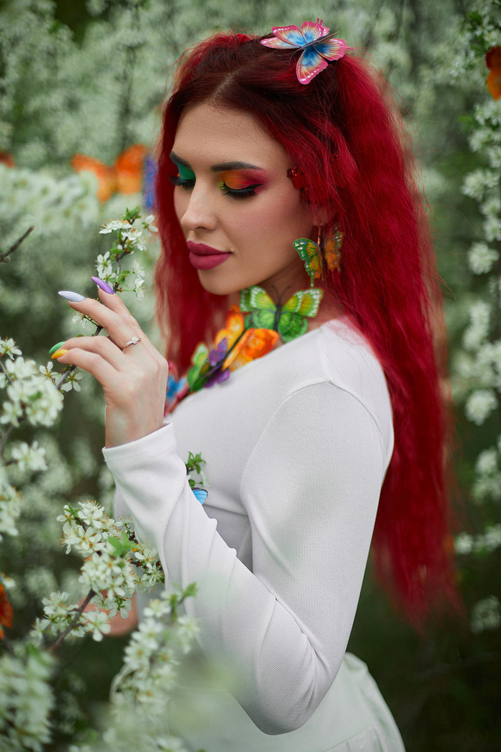 Девушка с красными волосами и яркими бабочками в белом платье стоит в цветущем саду. Фотограф. Тимашевск. Кубань. Краснодарский край. Москва. Фотограф в Москве.