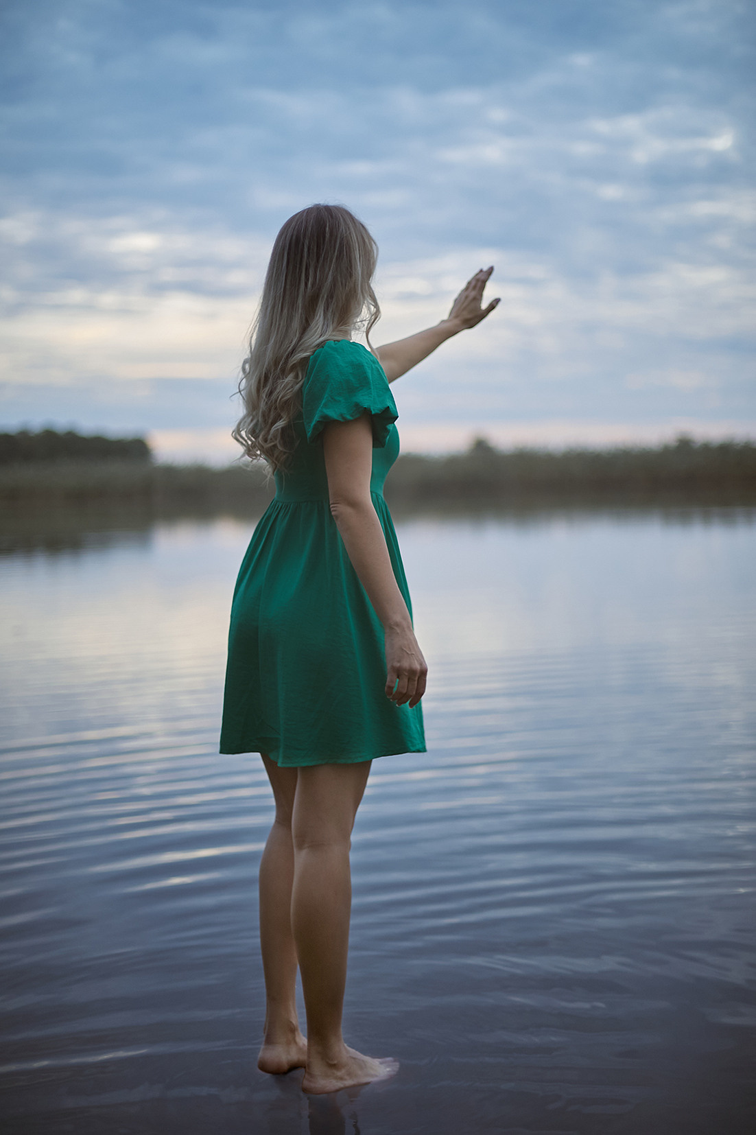 Девушка в зеленом платье стоит на закате на воде в реке. Фотограф. Тимашевск. Кубань. Краснодарский край. Москва. Фотограф в Москве.