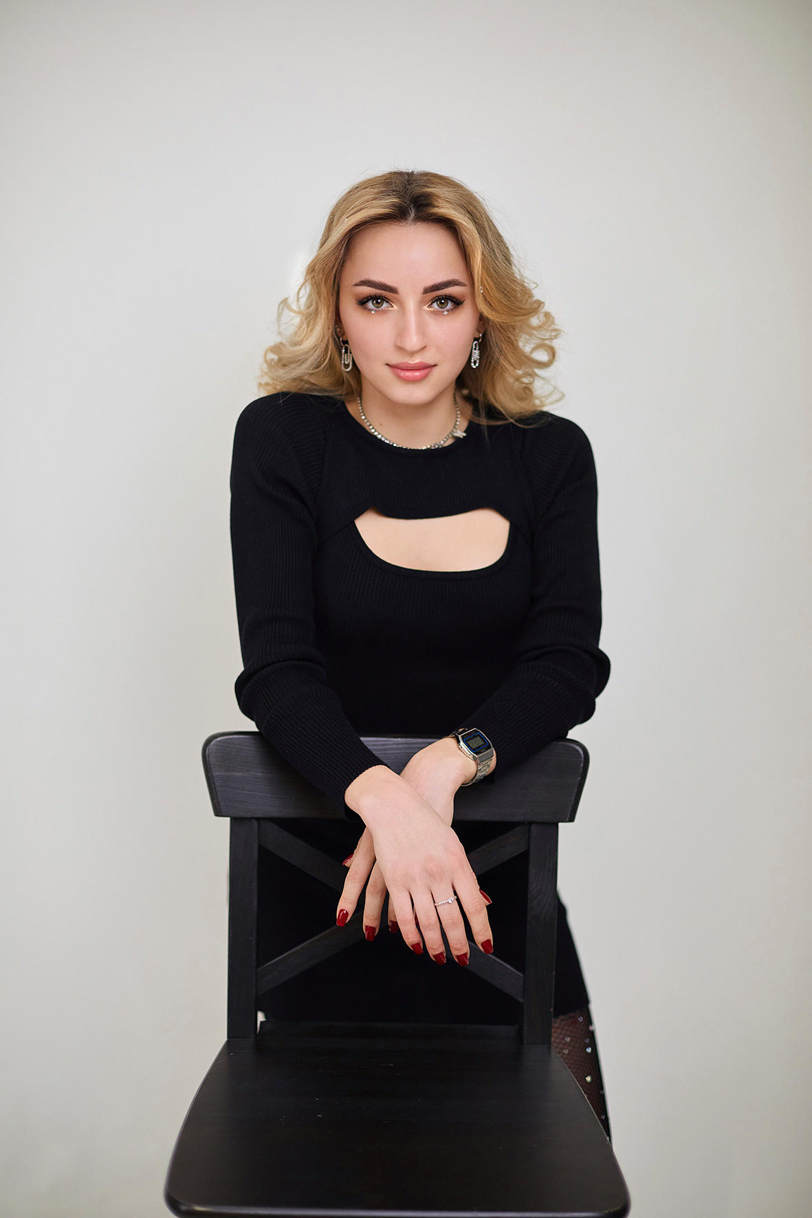 Студийный портрет девушки. Девушка в черной одежде сидит возле черного стула. Фотограф. Тимашевск. Кубань. Краснодарский край.