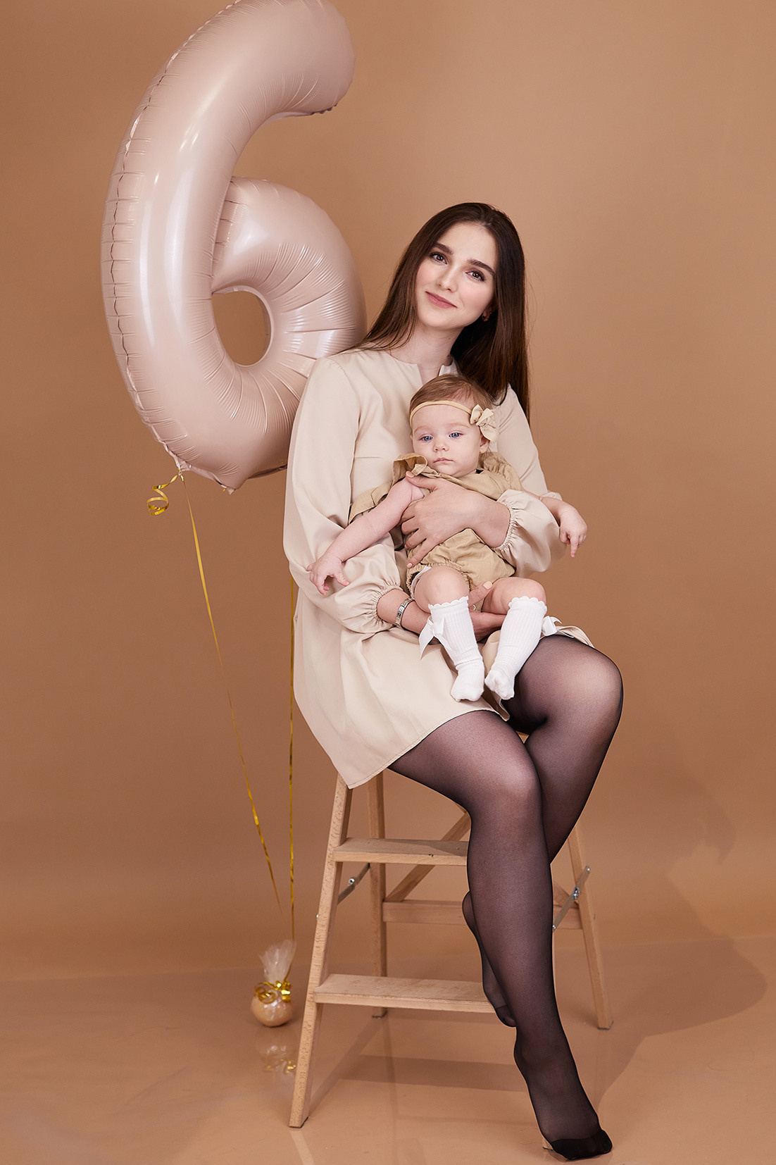 Студийный семейный портрет. Мама и малышка на бежевом фоне. Фотограф. Тимашевск. Кубань. Краснодарский край.