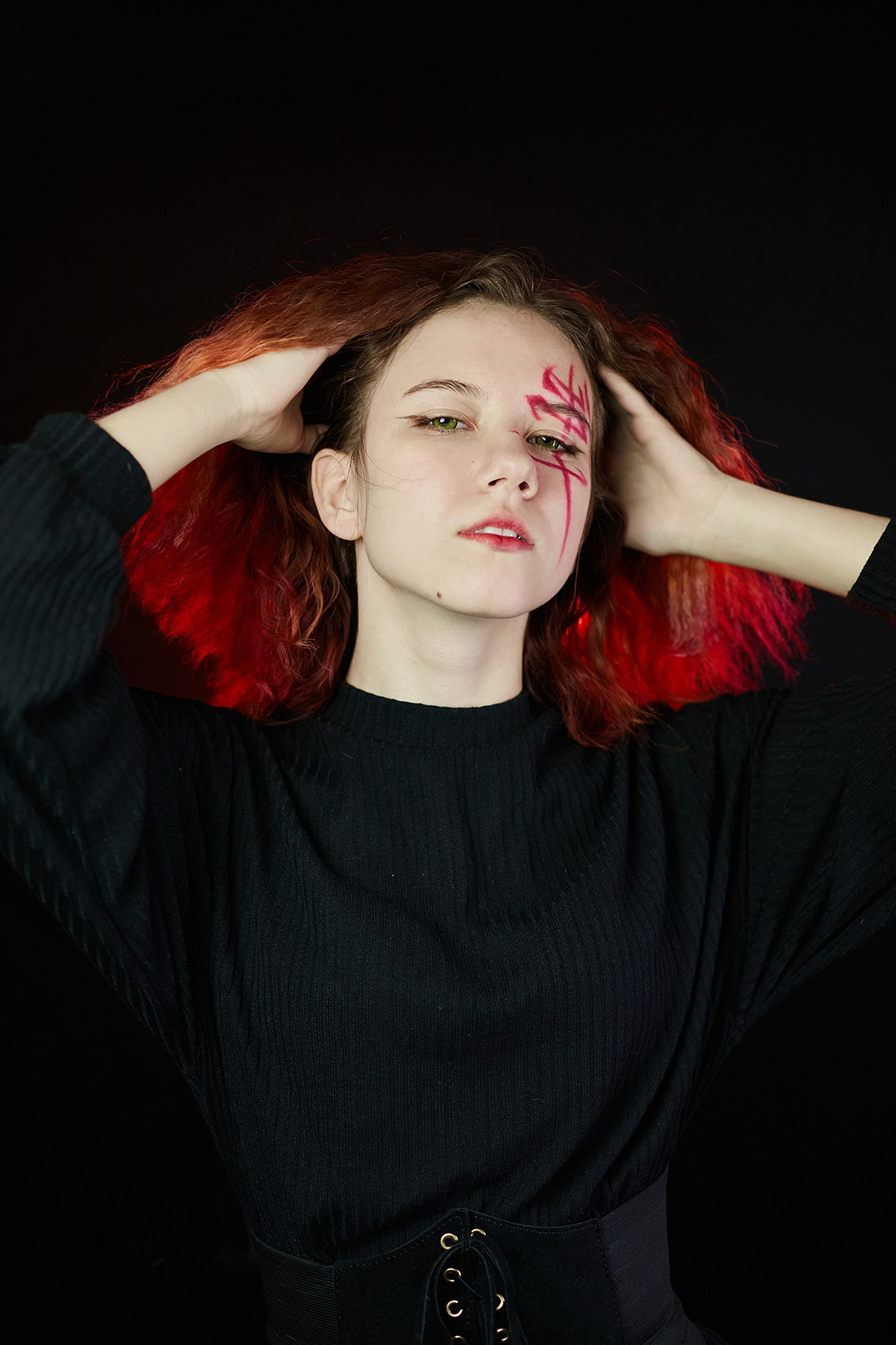 Девушка с красными волосами и иероглифами на лице на черном фоне. Фотограф. Тимашевск. Кубань. Краснодарский край. Москва. Фотограф в Москве.
