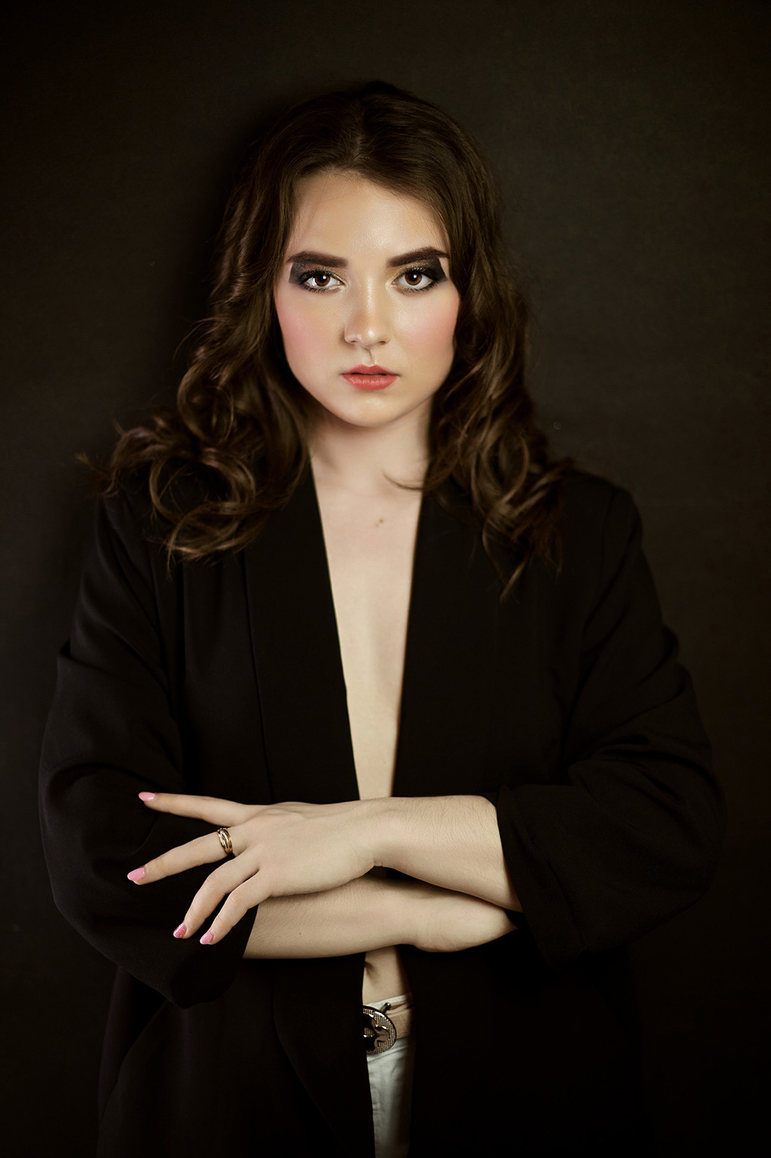 Студийный портрет девушки. Девушка с развивающимися волосами в черном пиджаке на голое тело на черном фоне. Фотограф. Тимашевск. Кубань. Краснодарский край.
