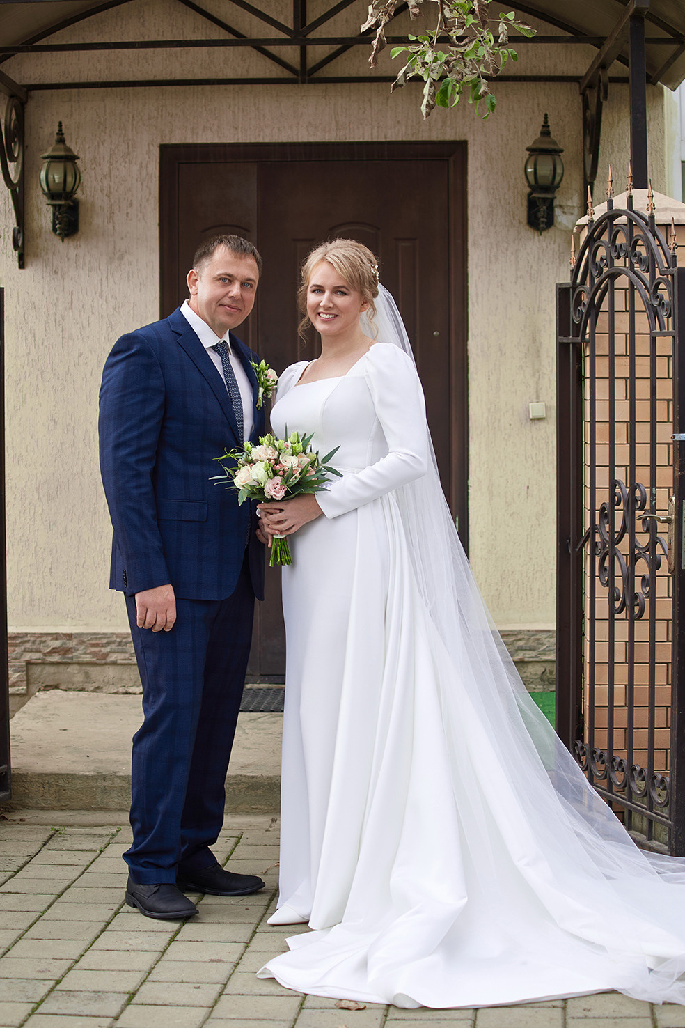 Невеста и жених держатся за руки. Фотограф. Тимашевск. Кубань. Краснодарский край.