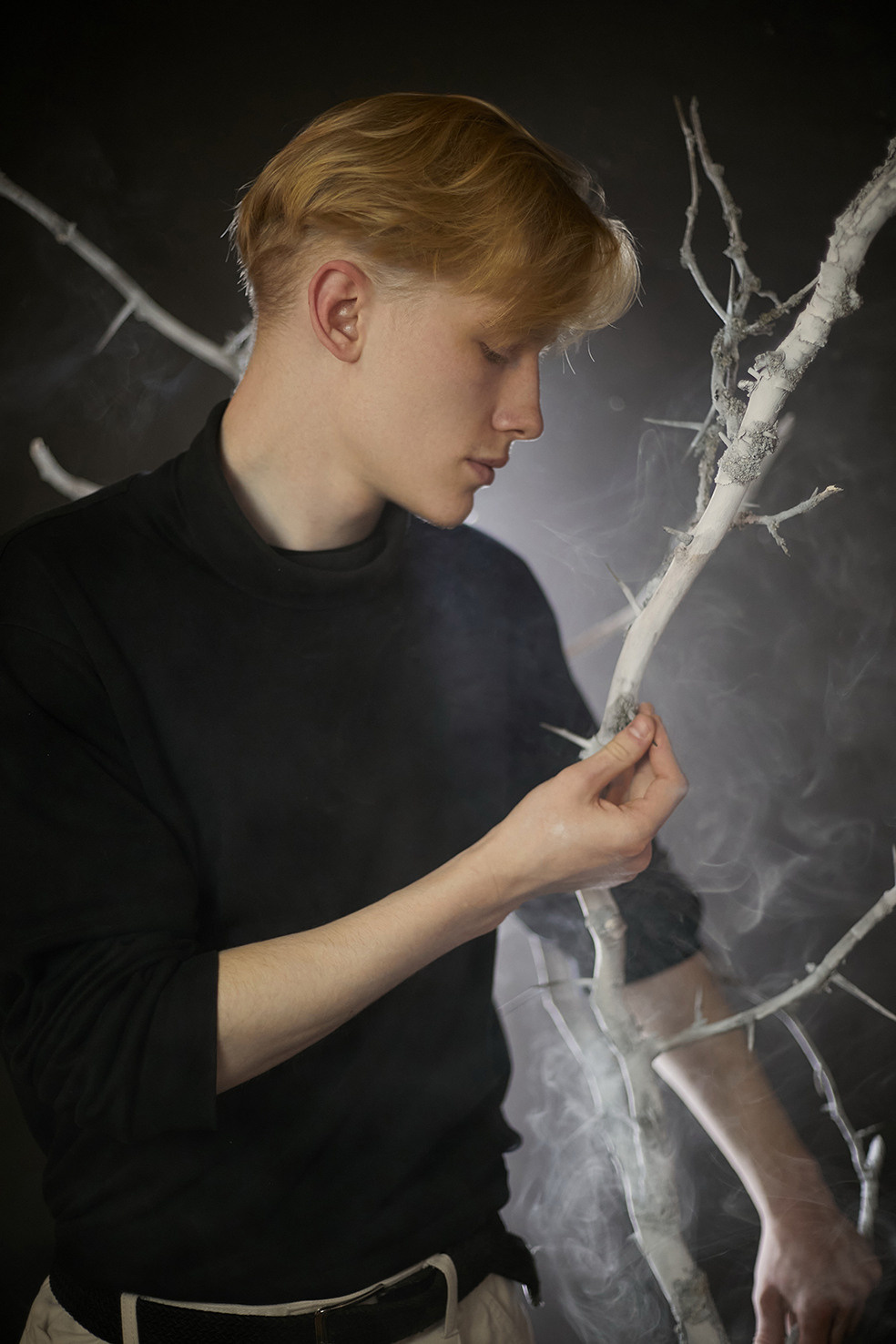 Парень стоит возле белого сухого дерева на черном фоне. Фотограф. Тимашевск. Кубань. Краснодарский край. Москва. Фотограф в Москве.