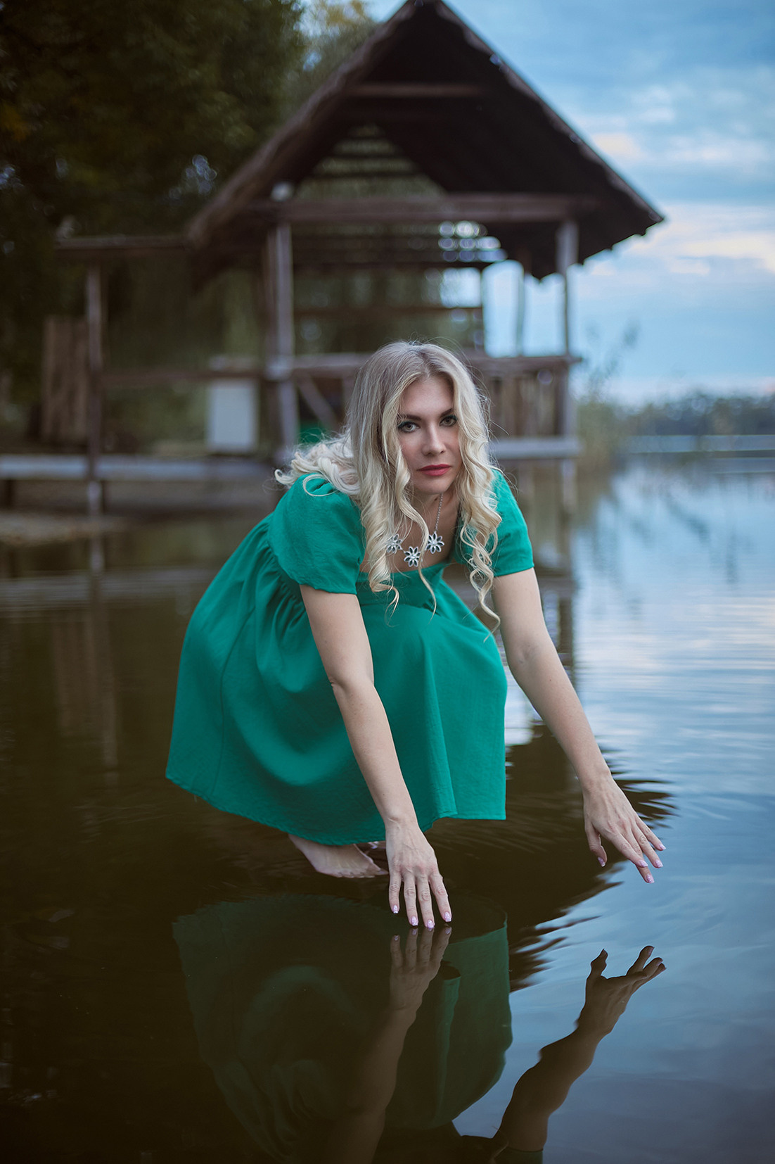 Девушка в зеленом платье сидит на воде в реке. Фотограф. Тимашевск. Кубань. Краснодарский край. Москва. Фотограф в Москве.