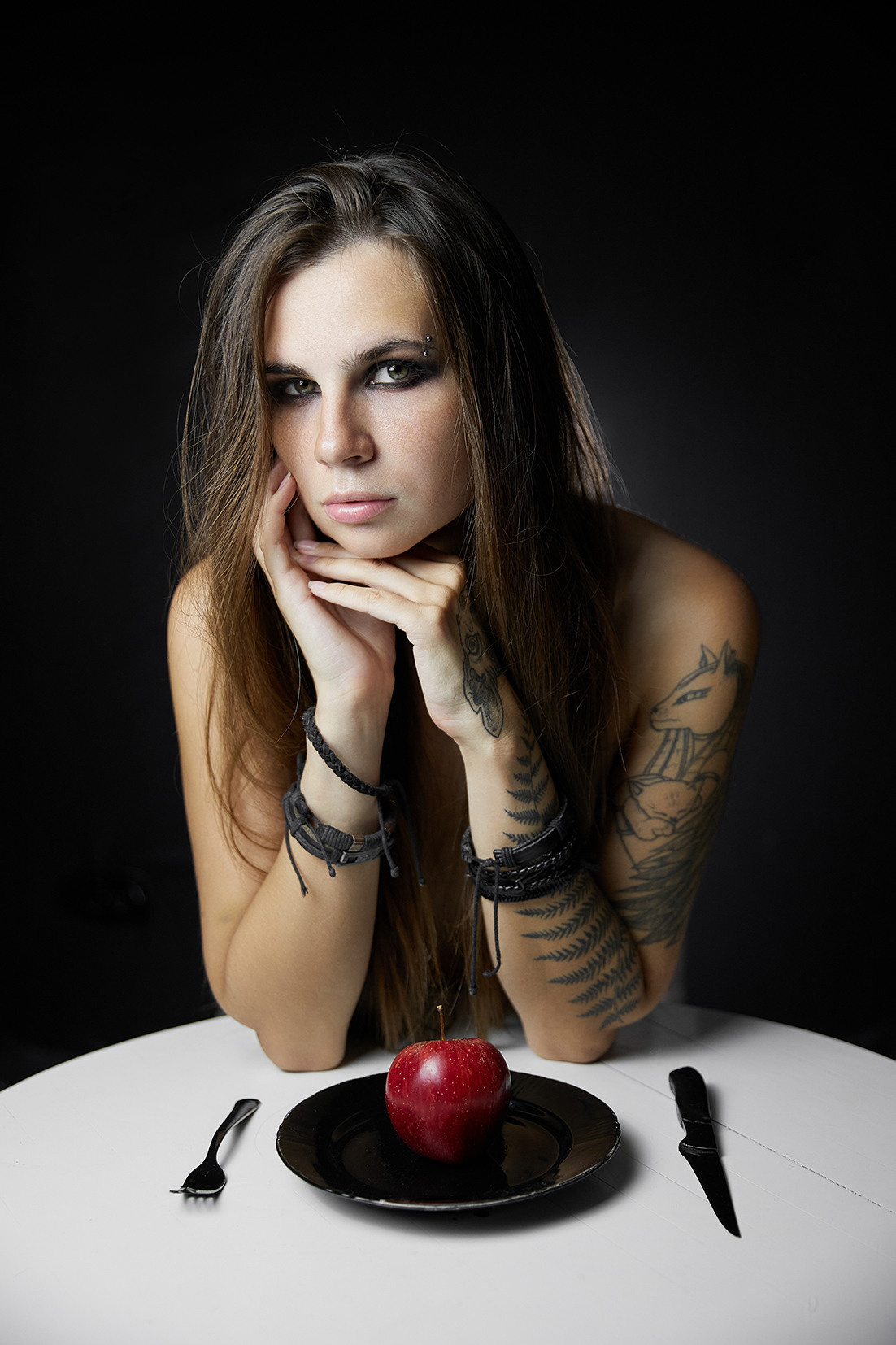 Девушка с яблоком и черной посудой на черном фоне. Фотограф. Тимашевск. Кубань. Краснодарский край. Москва. Фотограф в Москве.