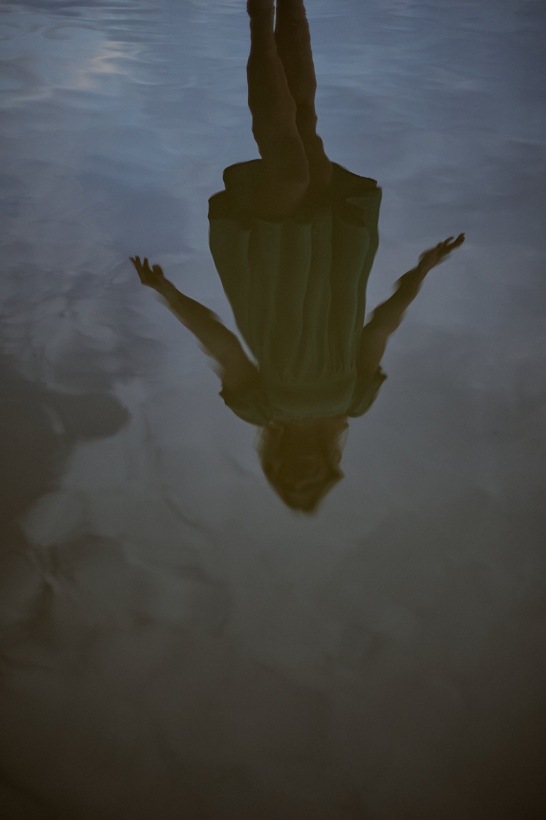 Отражение девушки на воде в реке. Фотограф. Тимашевск. Кубань. Краснодарский край. Москва. Фотограф в Москве.