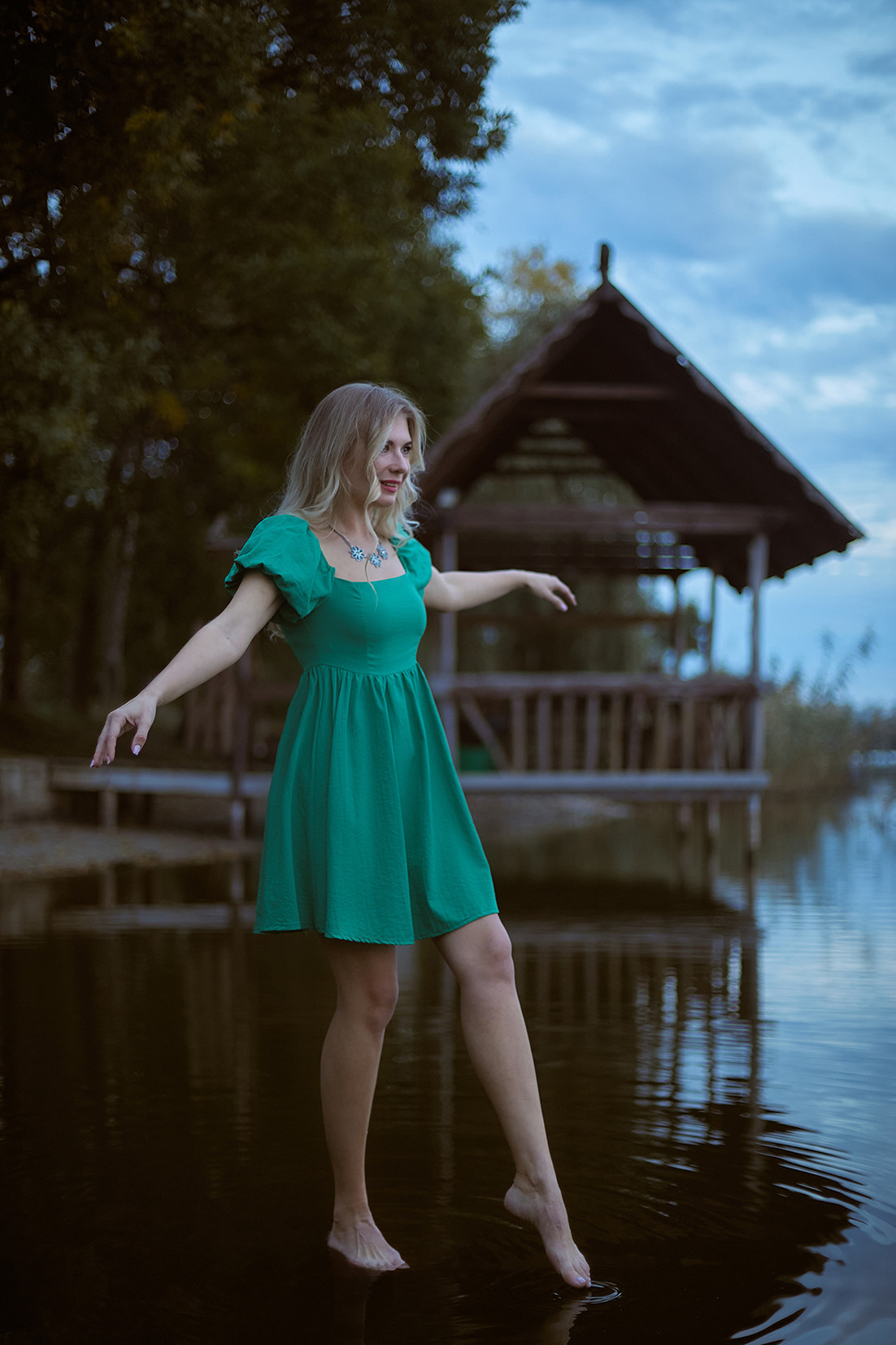 Девушка в зеленом платье идет по воде на реке. Фотограф. Тимашевск. Кубань. Краснодарский край. Москва. Фотограф в Москве.