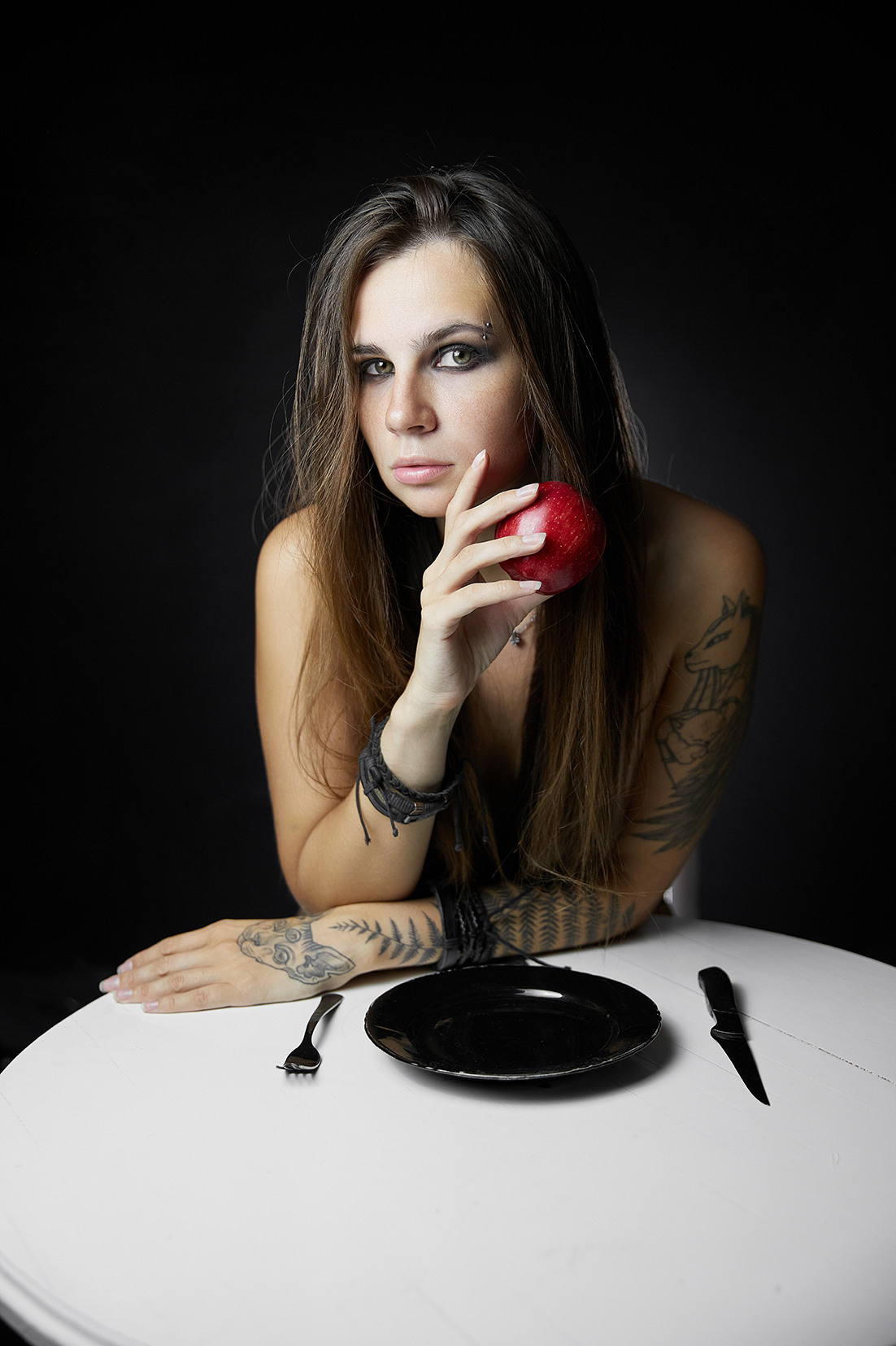 Девушка с яблоком и черной посудой на черном фоне. Фотограф. Тимашевск. Кубань. Краснодарский край. Москва. Фотограф в Москве.