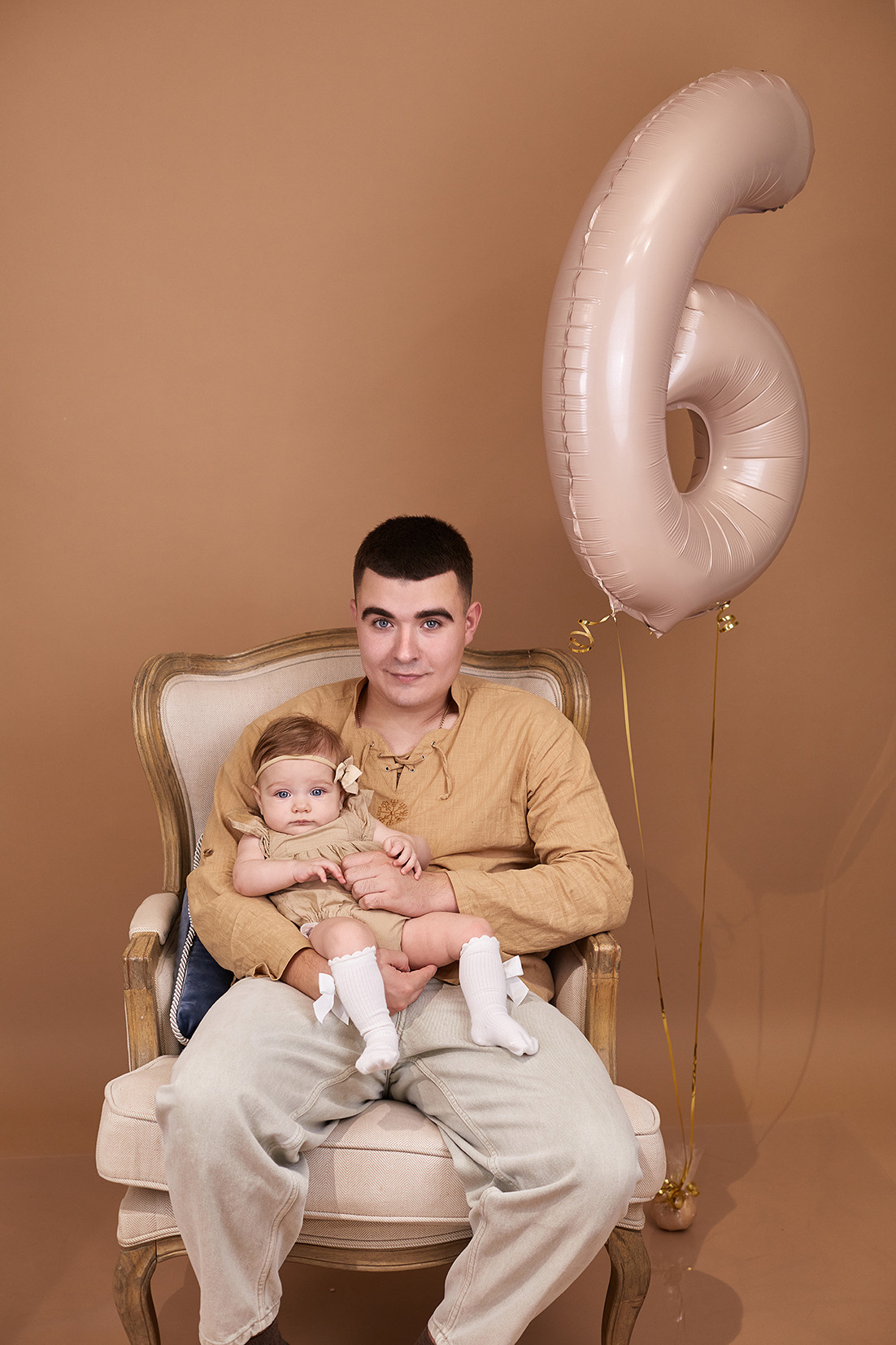 Студийный семейный портрет. Папа и малышка на бежевом фоне. Фотограф. Тимашевск. Кубань. Краснодарский край.