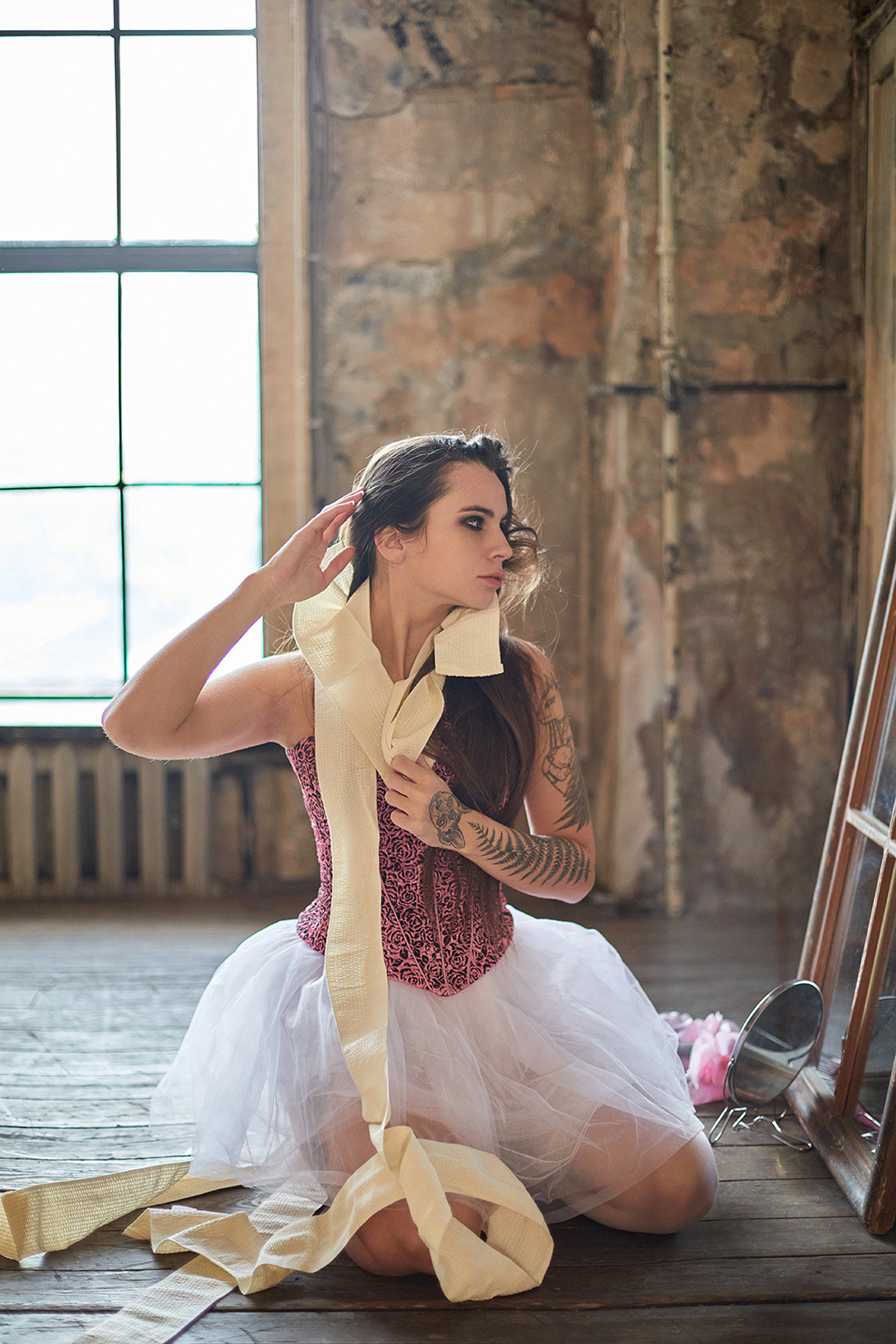 Девушка в образе сломанной куклы снимает бинты. Преображение. Искусство. Фотограф. Тимашевск. Кубань. Краснодарский край. Москва. Фотограф в Москве.