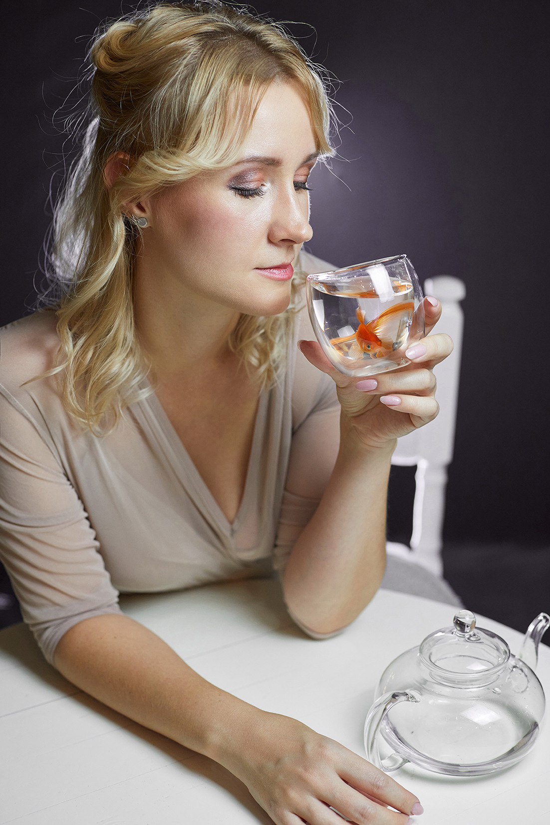 Красивая девушка с золотой рыбкой в чайнике. Фотограф. Тимашевск. Кубань. Краснодарский край. Москва. Фотограф в Москве.