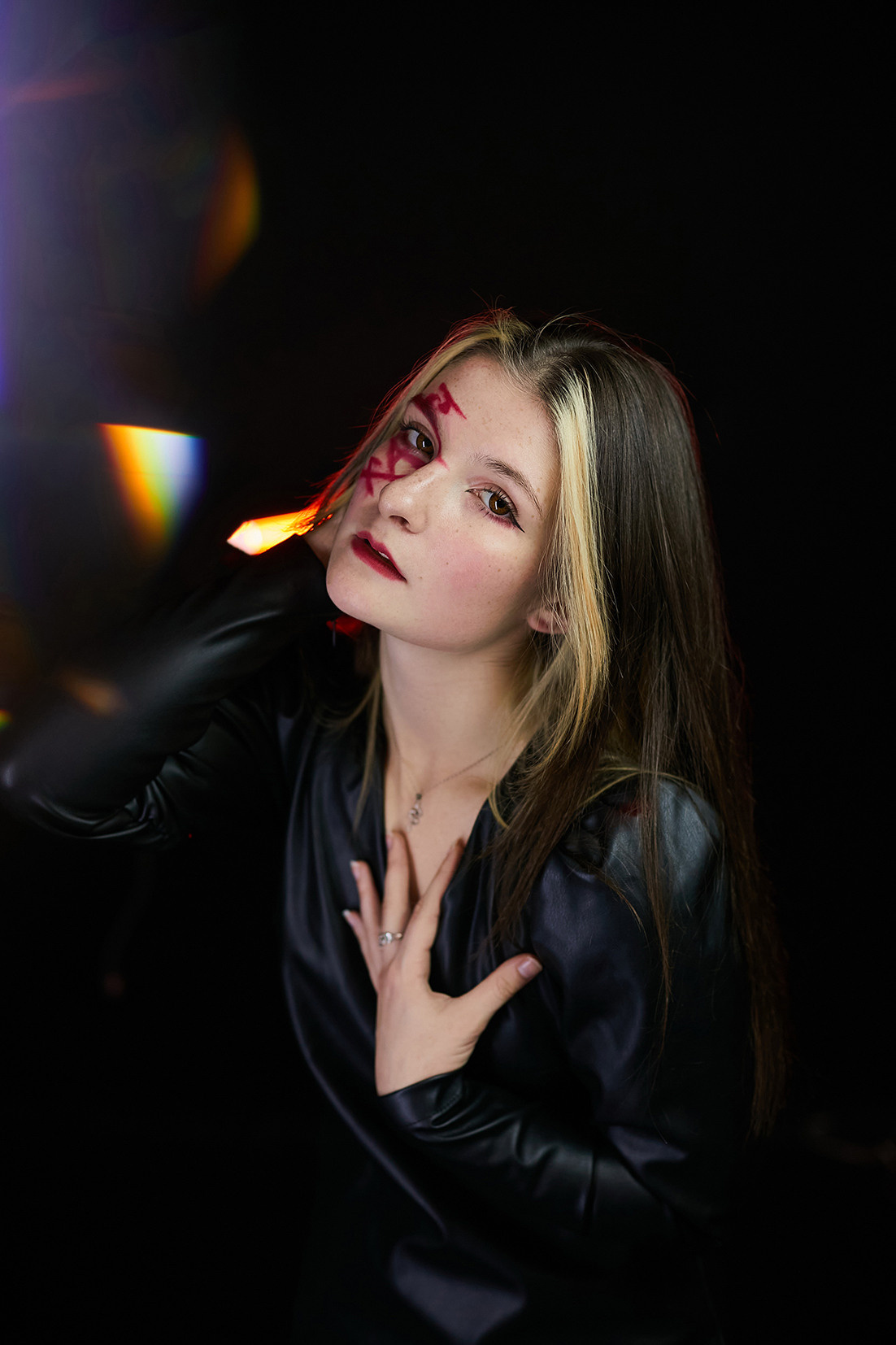 Ведьмочка с красными иероглифами на лице на черном фоне. Фотограф. Тимашевск. Кубань. Краснодарский край. Москва. Фотограф в Москве.