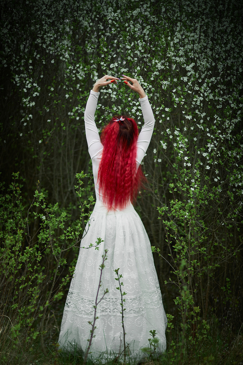 Девушка с красными волосами в белом платье стоит в цветущем саду. Фотограф. Тимашевск. Кубань. Краснодарский край. Москва. Фотограф в Москве.