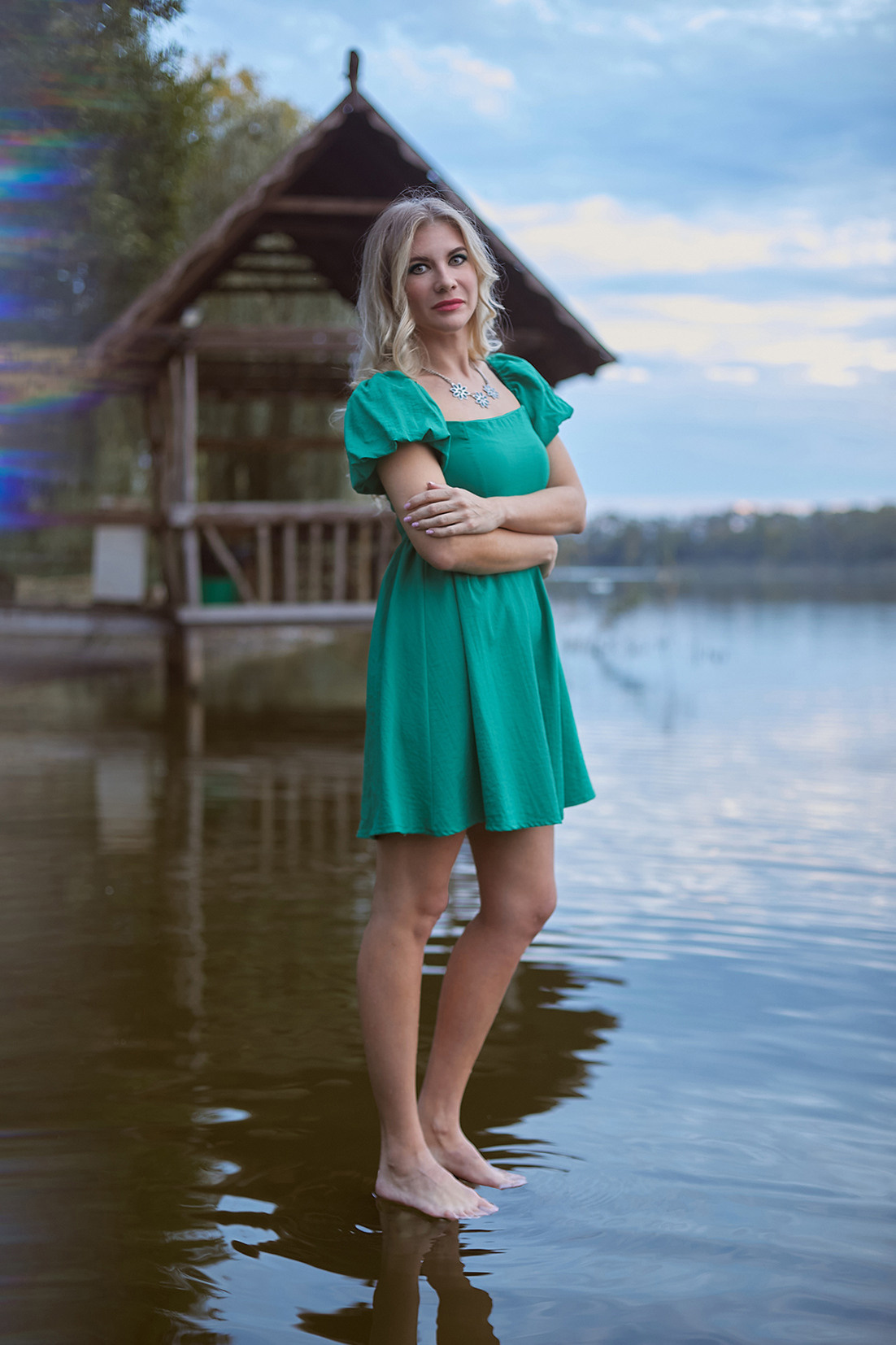 Девушка в зеленом платье стоит на закате на воде в реке. Фотограф. Тимашевск. Кубань. Краснодарский край. Москва. Фотограф в Москве.