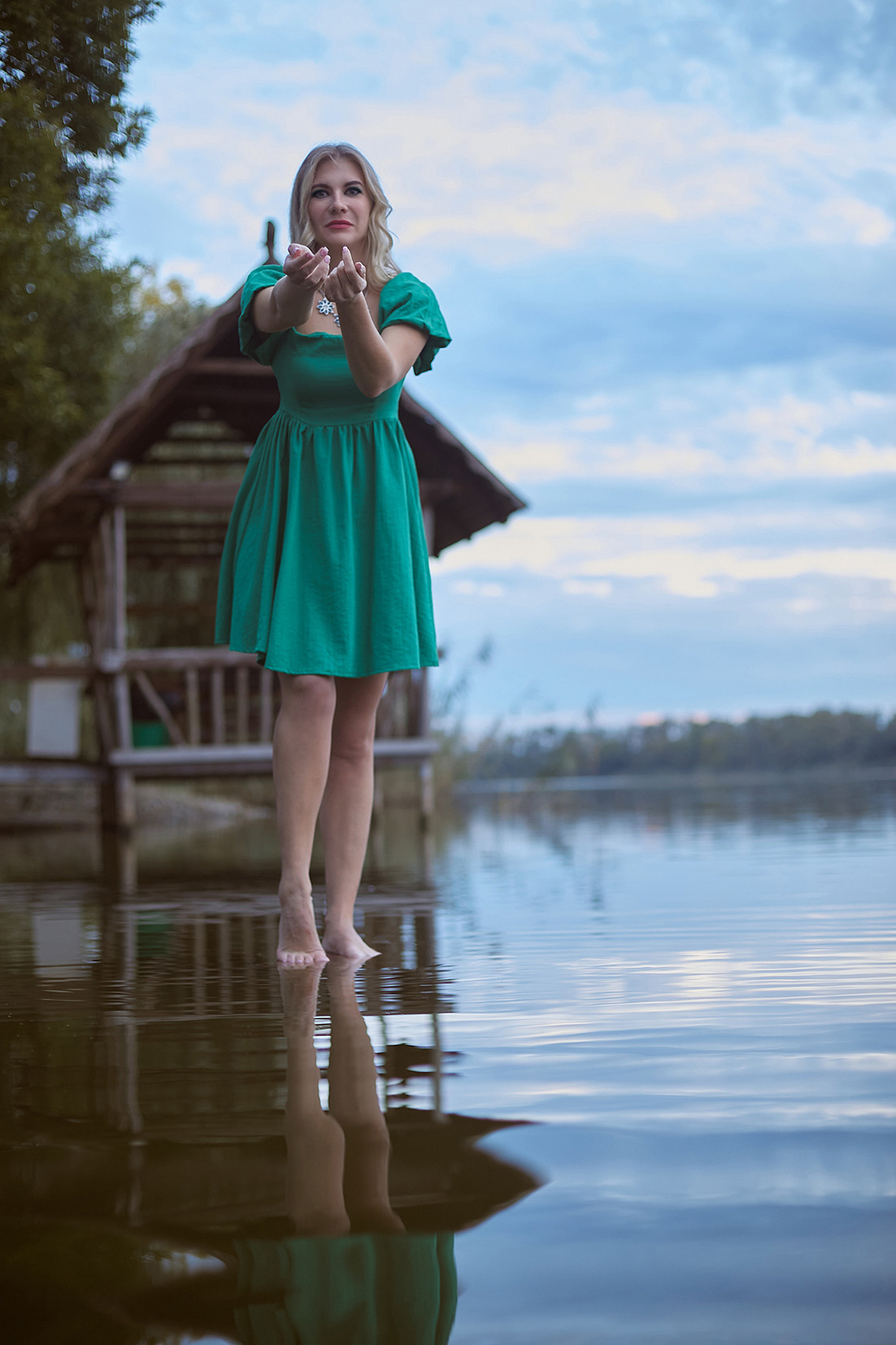Девушка в зеленом платье стоит на закате на воде в реке. Фотограф. Тимашевск. Кубань. Краснодарский край. Москва. Фотограф в Москве.
