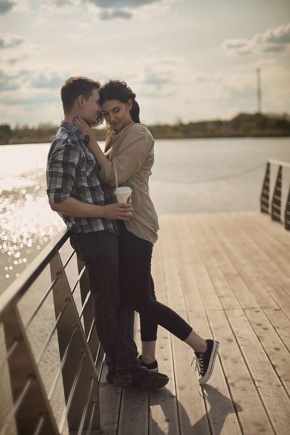 Лавстори на берегу реки во время заката.  Парень и девушка нежно обнимаются на берегу реки на закате. Романтика. Фотограф. Тимашевск. Кубань. Краснодарский край.