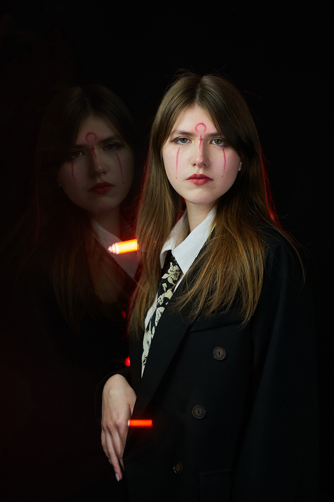 Девушка-призрак с иероглифами на лице на черном фоне. Фотограф. Тимашевск. Кубань. Краснодарский край. Москва. Фотограф в Москве.