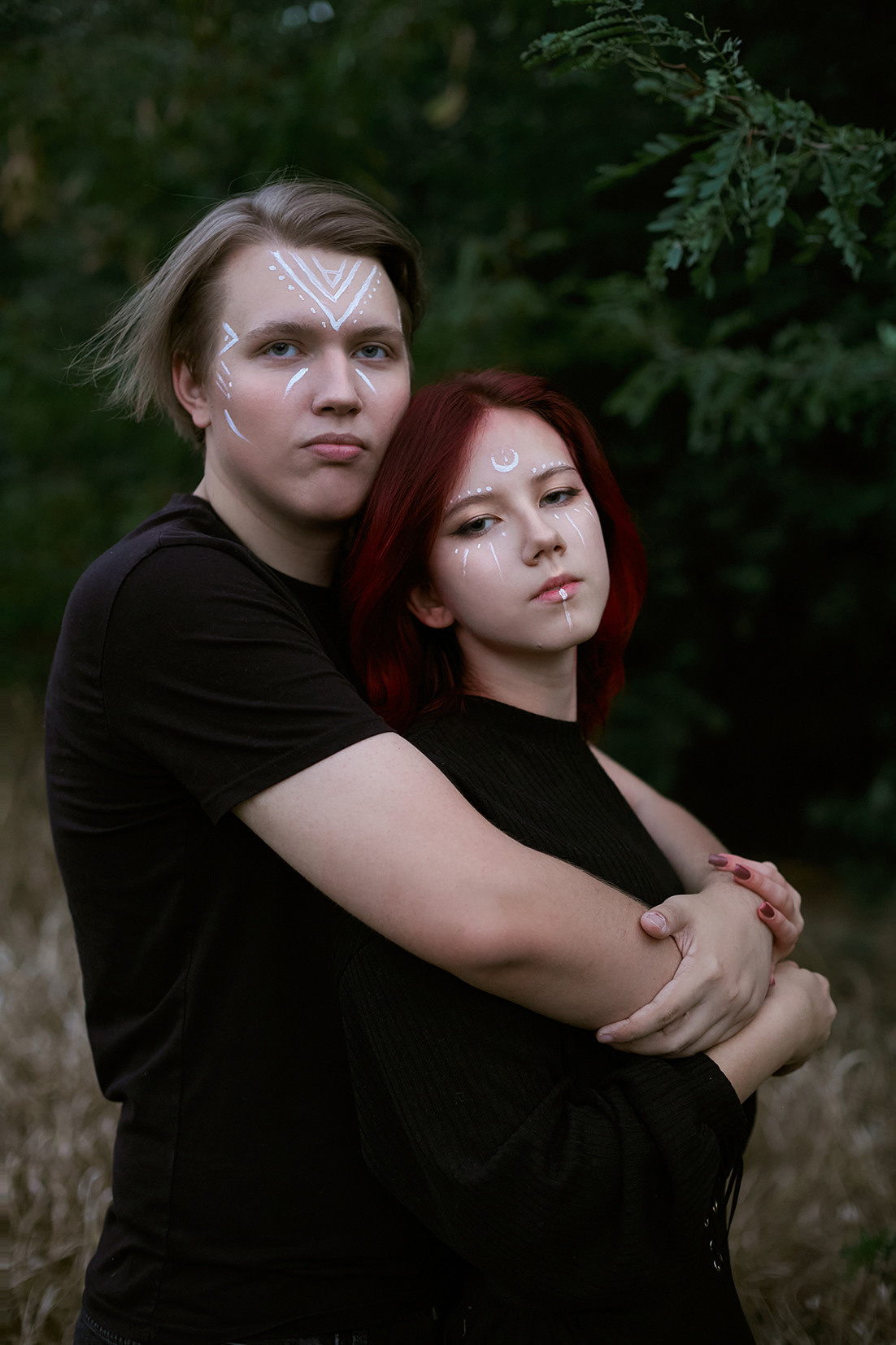 Влюбленная пара обнимается в лесу. Фотограф. Тимашевск. Кубань. Краснодарский край.