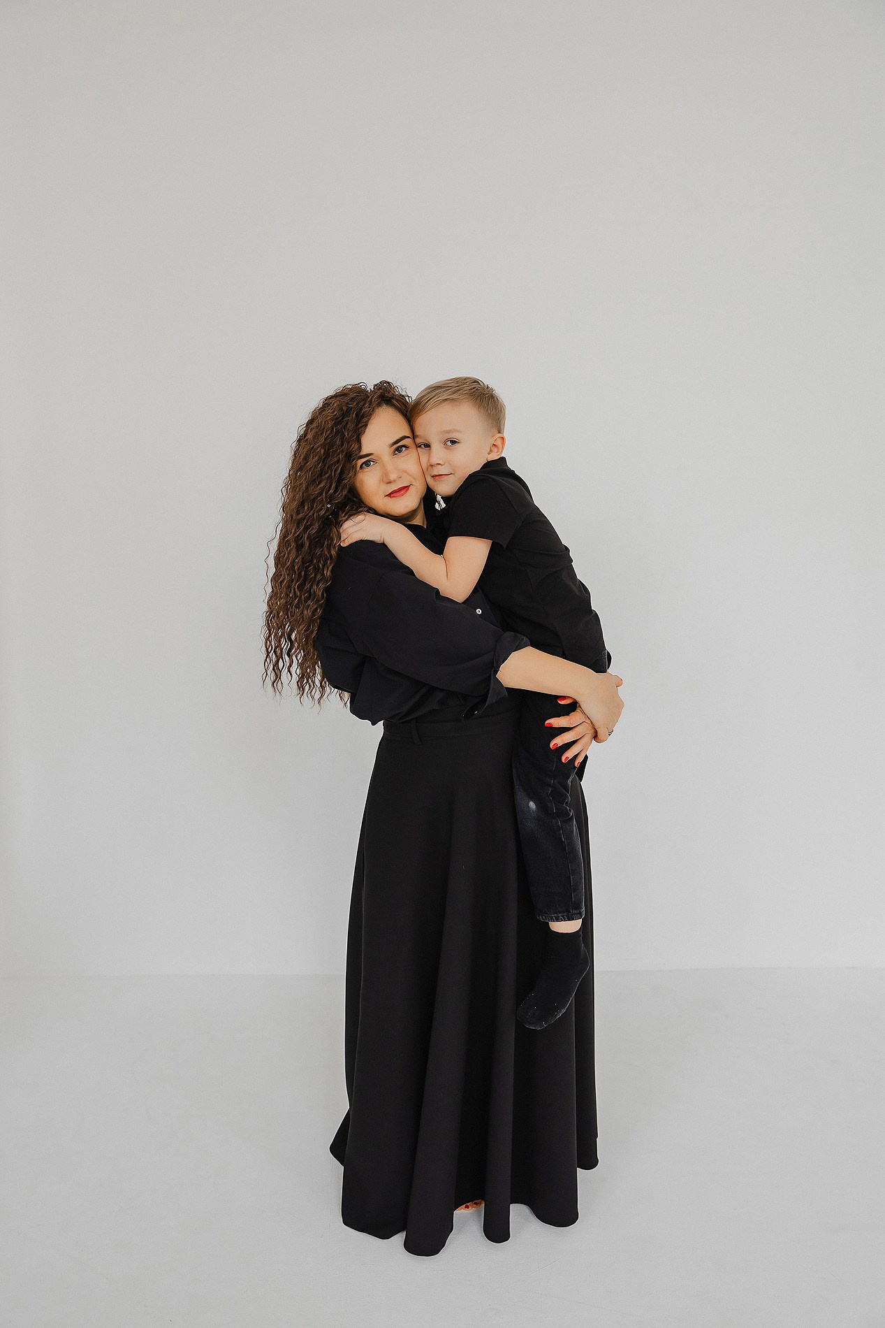 Семейная фотосессия на белом фоне. Фотограф Олеся Жомер