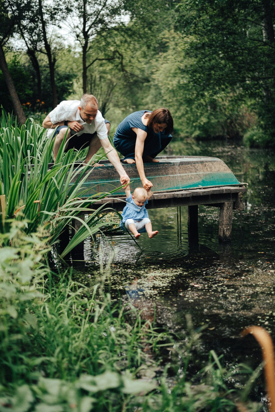 Коля, Ксюша, Саша, Андрей, Кира и бабушки | на даче