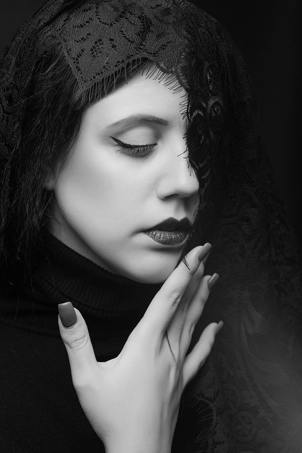 Девушка протягивает руку к своему лицу