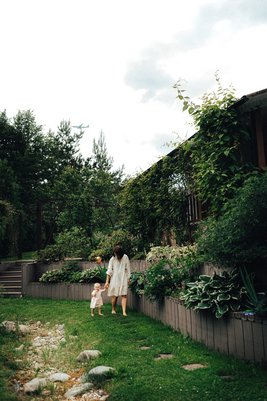 Коля, Ксюша, Саша, Андрей, Кира и бабушки | на даче