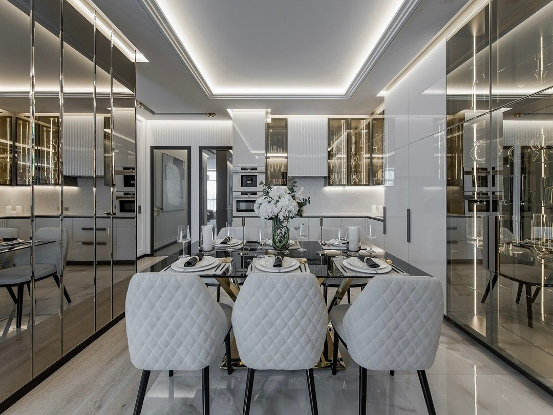 Интерьер кухни-столовой в современном стиле с зеркальными фасадами — проект Валерии Котович