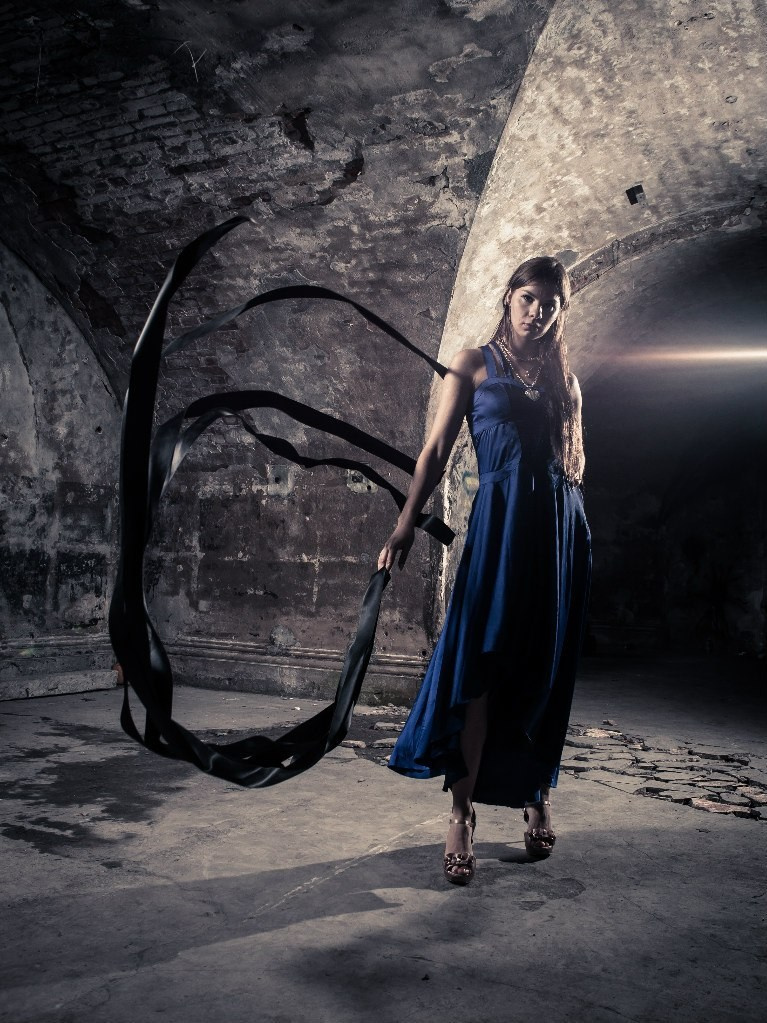 Заключительная фотография последней художественной фотосессии в заброшенном здании