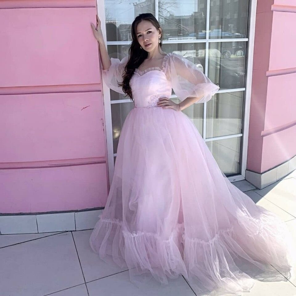 Девушка в пышном розовом корсетной платье со шлейфом