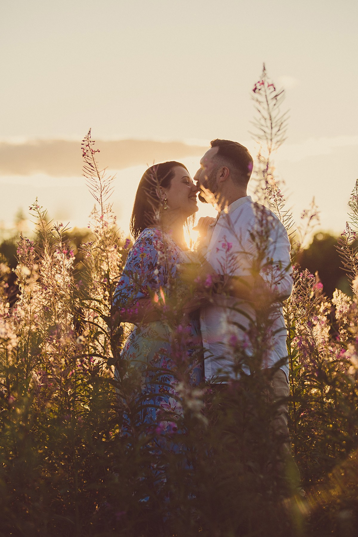 Фотосессия лавстори lovestory на годовщину свадьбы романтическая пара влюблённых в после цветов иван-чай. Семейный и детский фотограф в Москве Мария Быкова