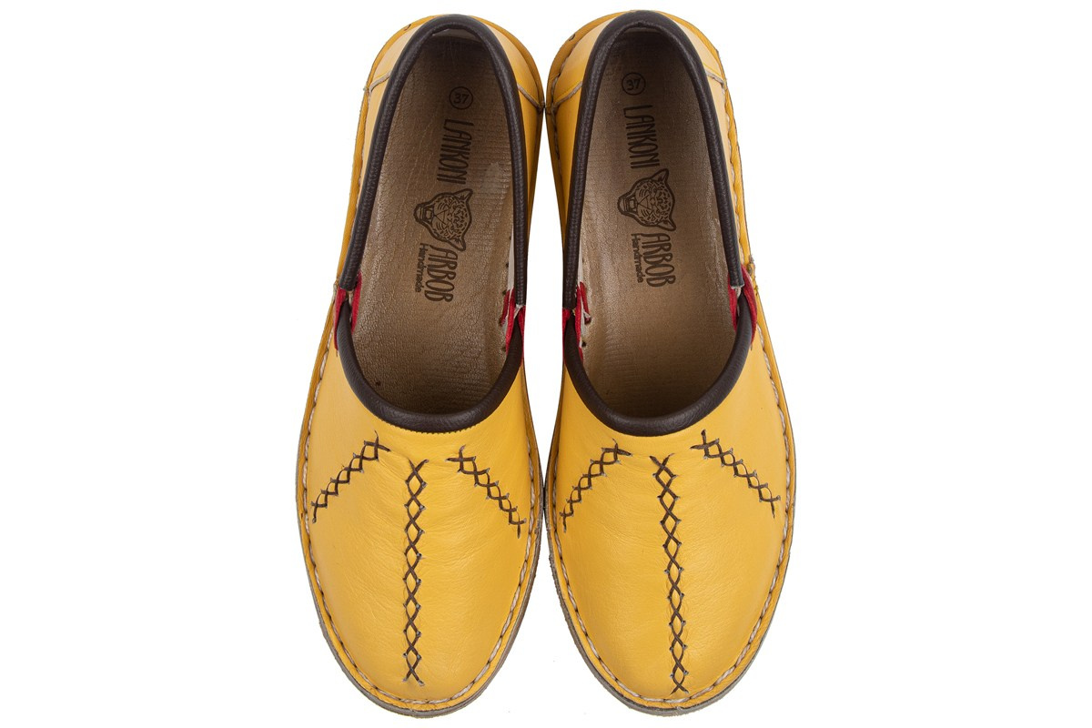 Желтые, женские мокасины на белом фоне