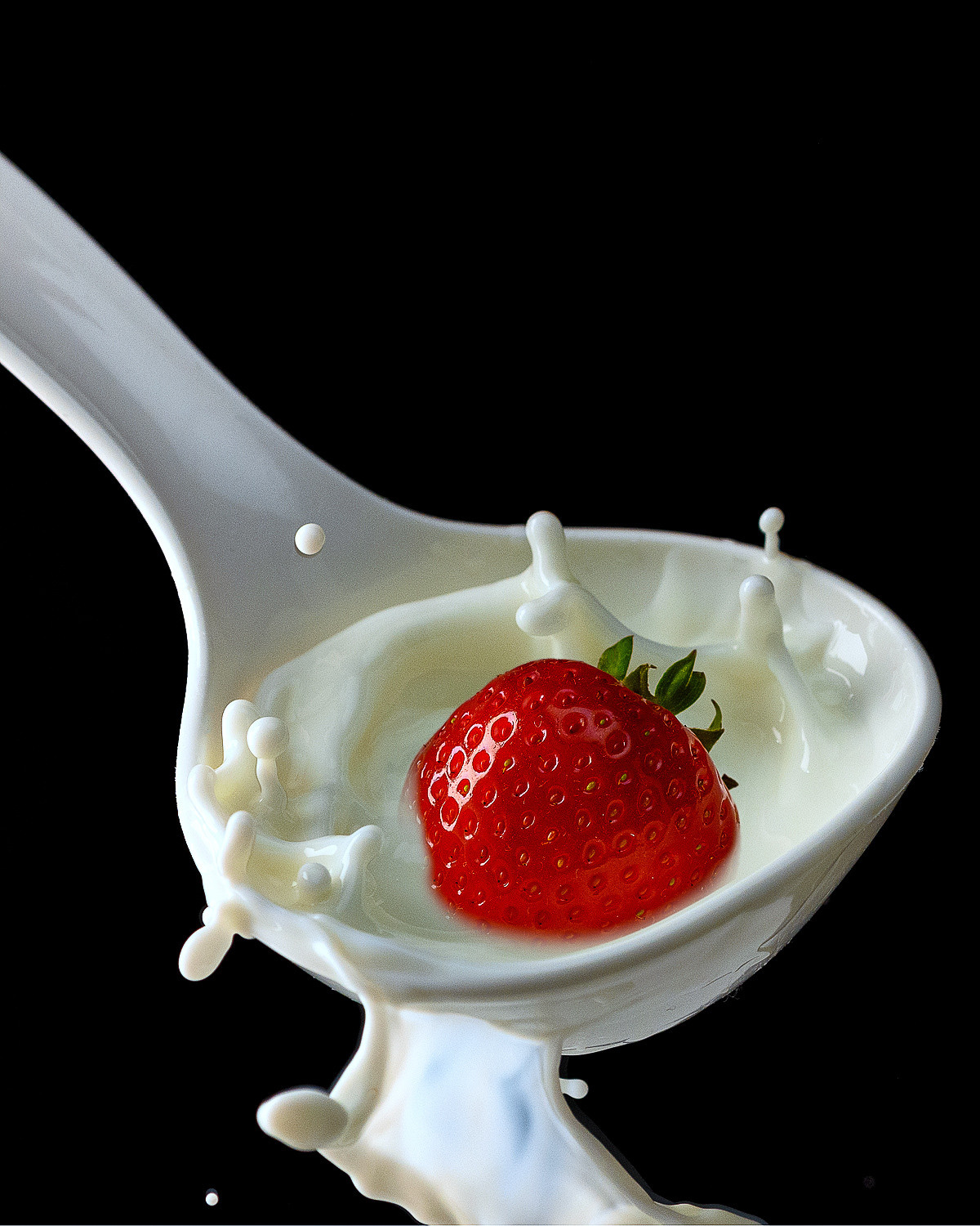 молочный сплеш с клубникой в белой ложке