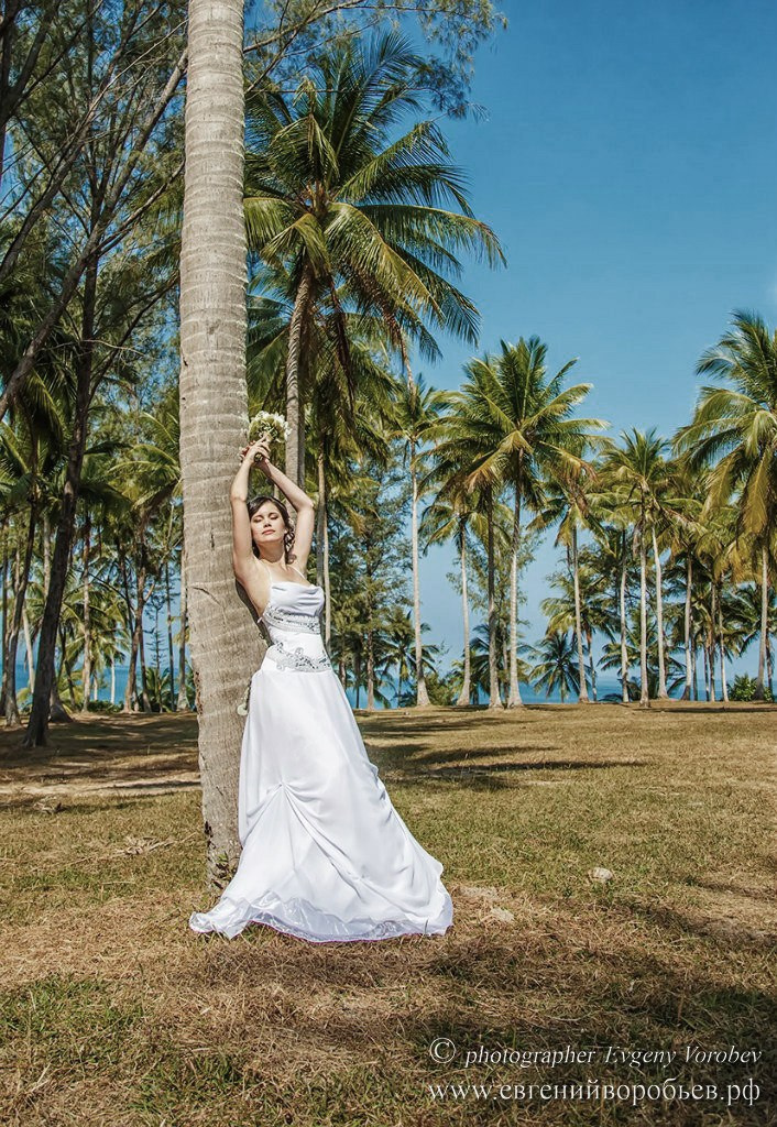 Свадебная фотосессия Пхукет фотограф пляж пальма невеста платье жених романтическая фотосъёмка Ката Карон Найхарн Патонг Найхарн Сурин море счастье радость идея место образ пример фото позы для фотосессии Phuket Naiharn Kata Karon Patong Surin 