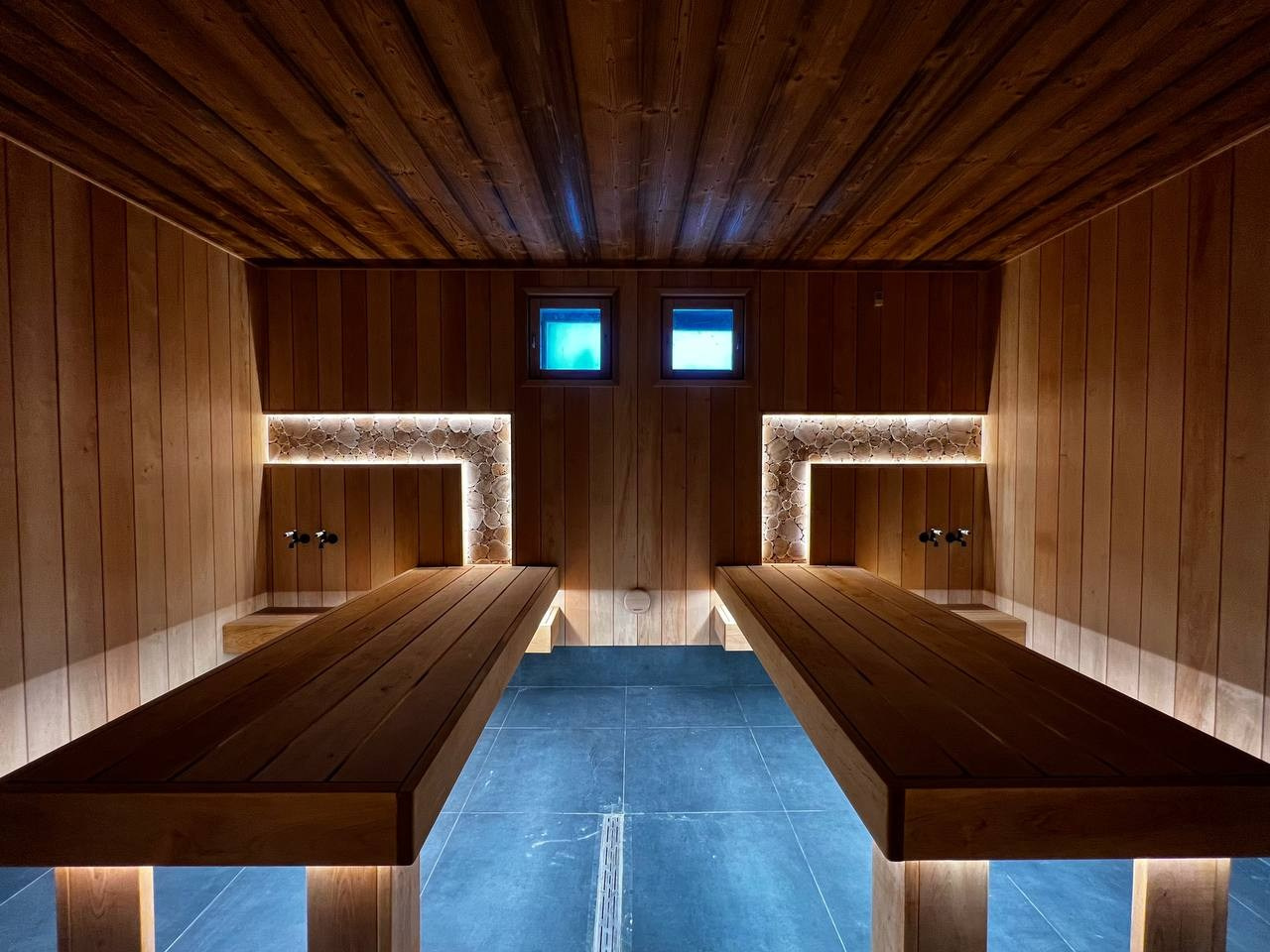 Просторная парная в Хюгге на озере. Создана для работы сразу двух, а то и трех пармастеров. Незабываемое парение обеспечено, проверяли лично. SaunaTopMasters