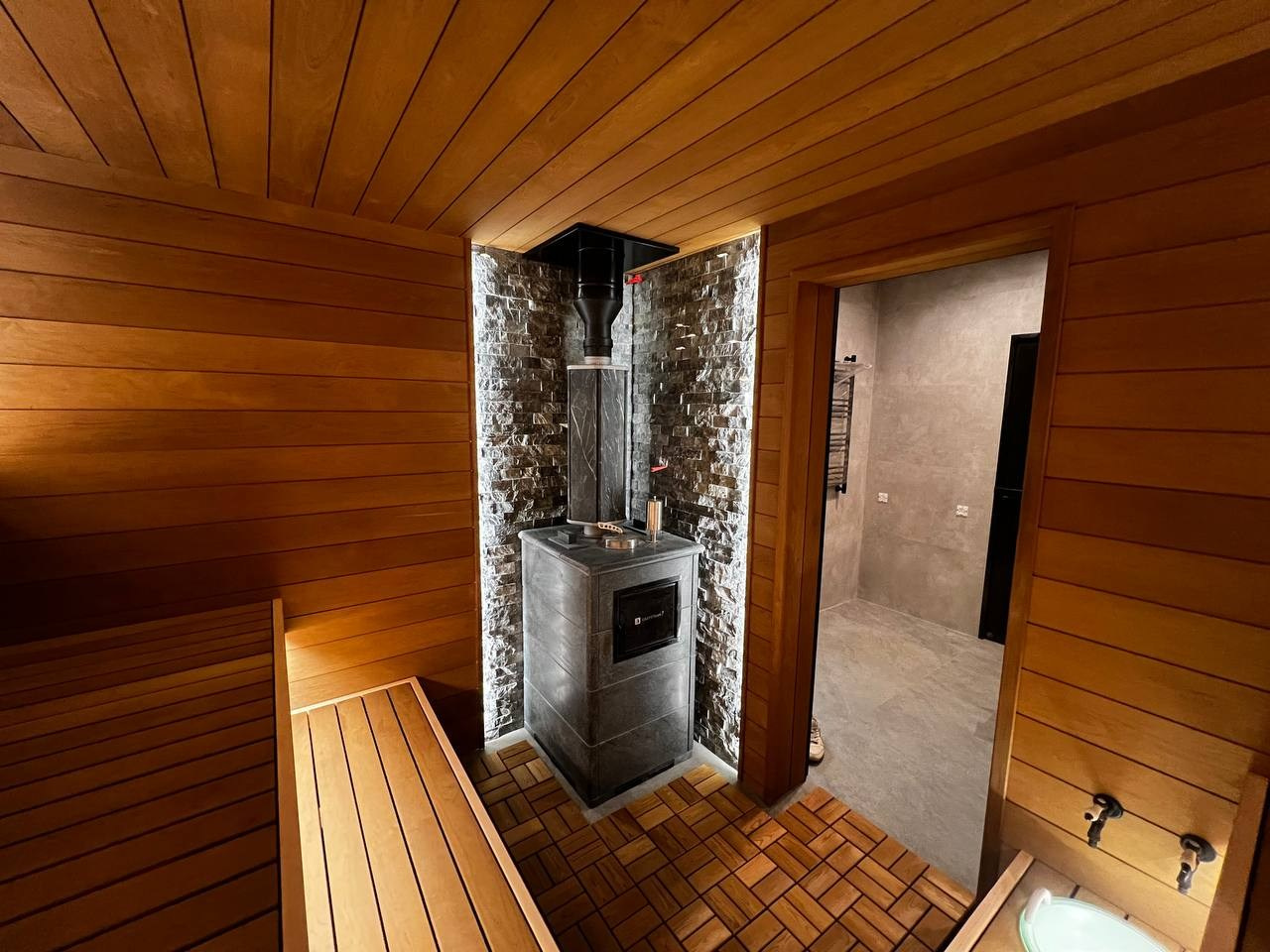 Компактная, но в то же время просторная парная в Петергофских дачах. Рациональное расположение полков и Easysteam в талькохлорите. SaunaTopMasters