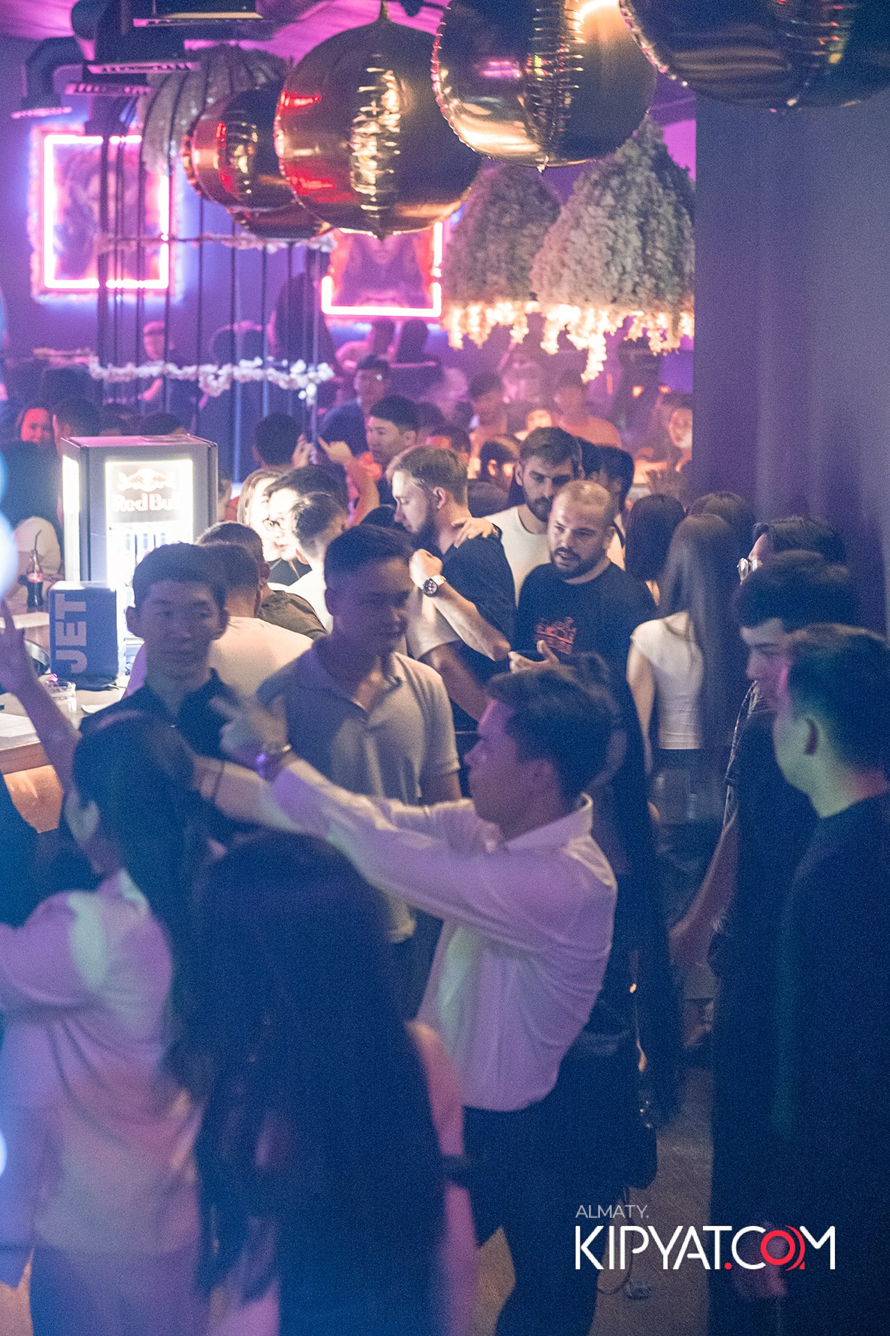 UYAT EMES BAR. КИПЯТКОМ АЛМАТЫ!