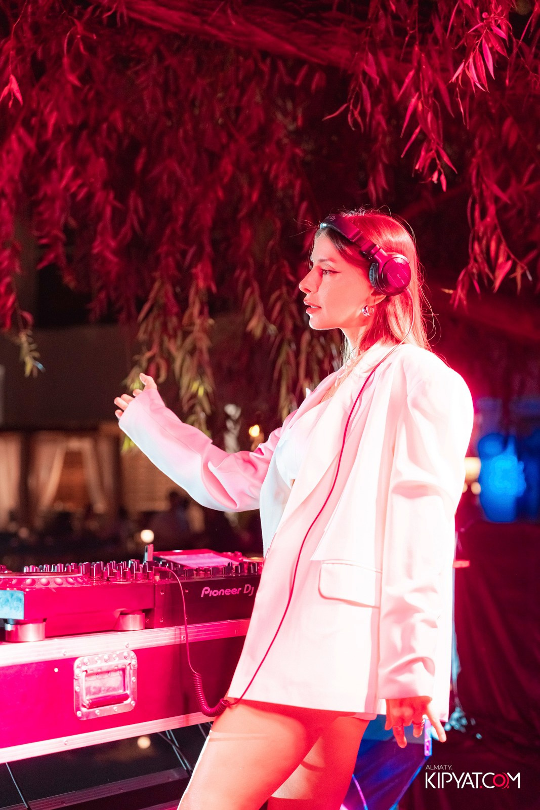 EDEN POOL & BAR. КИПЯТКОМ АЛМАТЫ!