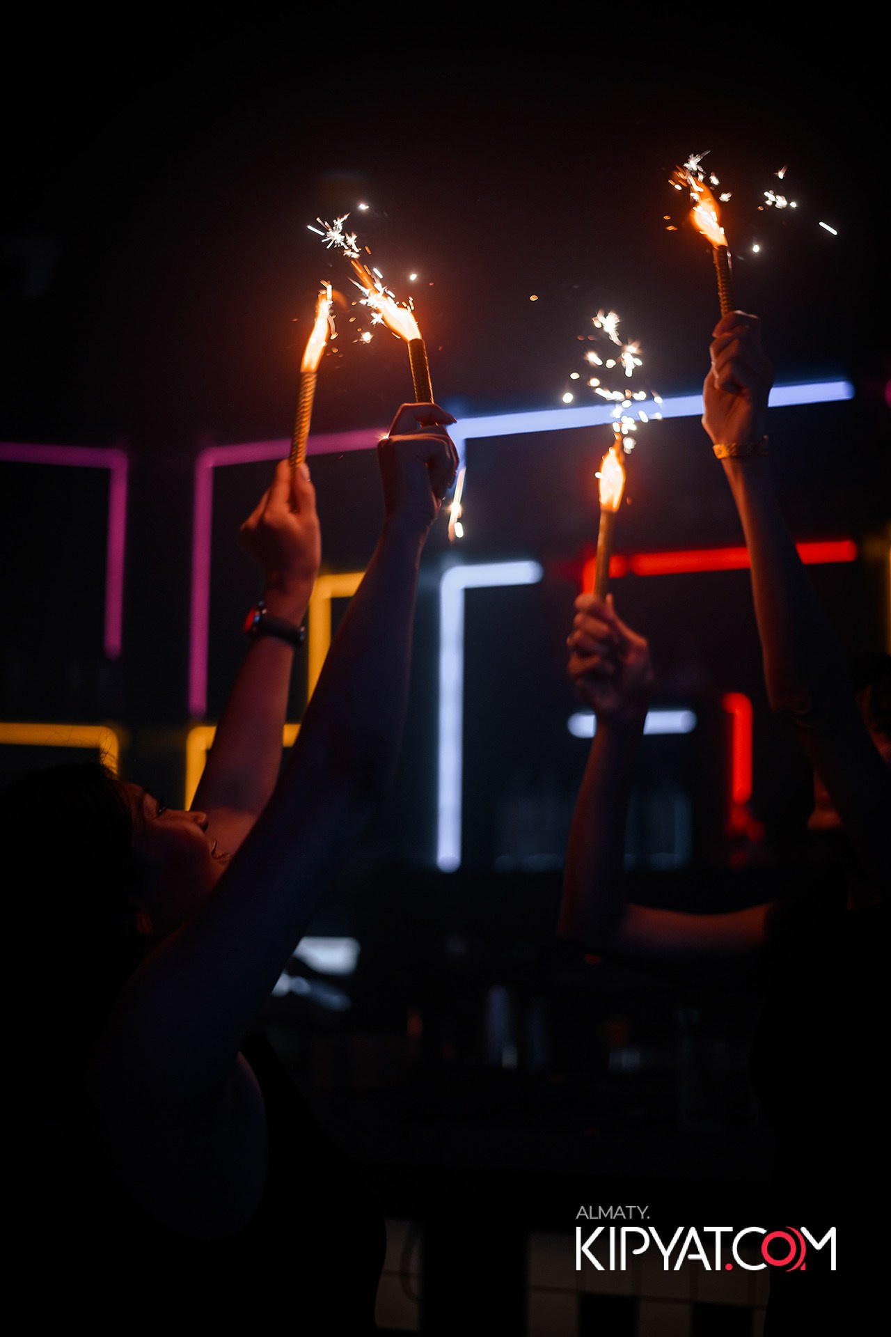 SANTA BARBARA ВЫСТУПЛЕНИЕ ГРУППЫ БРАТЬЯ ГРИММ. КИПЯТКОМ АЛМАТЫ!