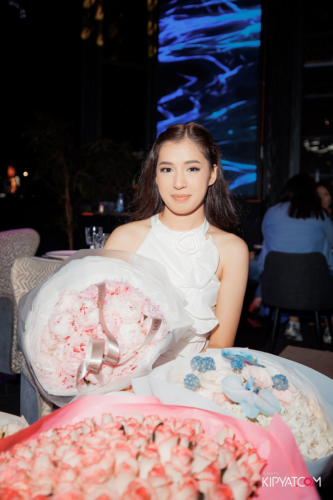 FRIENDS BAR & TERRACE. КИПЯТКОМ АЛМАТЫ!