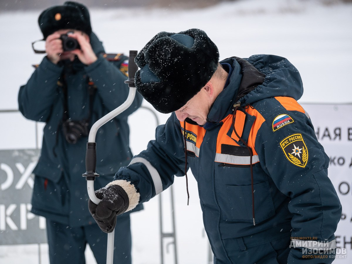 Замер льда на месте Крещенских купаний (репортаж)