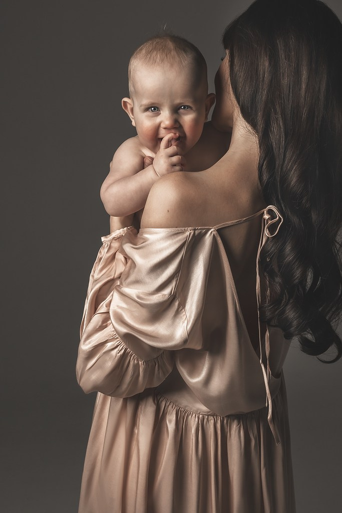 фотосессия матери и ребенка, фотосессия материнства в Тамбове, фотосъемка в стиле минимализм и без одежды матери и ребенка в фотостудии, фото мамы и малыша, портрет материнской любви, поцелуй матери, красивое фото матери и ребенка, объятия матери, мамины руки на фото, фотография красивой женщины с ребенком на руках, фотосессия семейная в Тамбове, детская и семейная фотосессия , мама и ребенок на фоне в фотостудии, ребенок на руках у мамы, красивое платье на фотографии матери и ребенка, красивое материнство, ребенок около мамы в фотостудии, ребенок рядом с матерью на фотографии в фотостудии, портрет смеющегося ребенка у мамы на руках, портрет озорного ребенка у мамы на руках